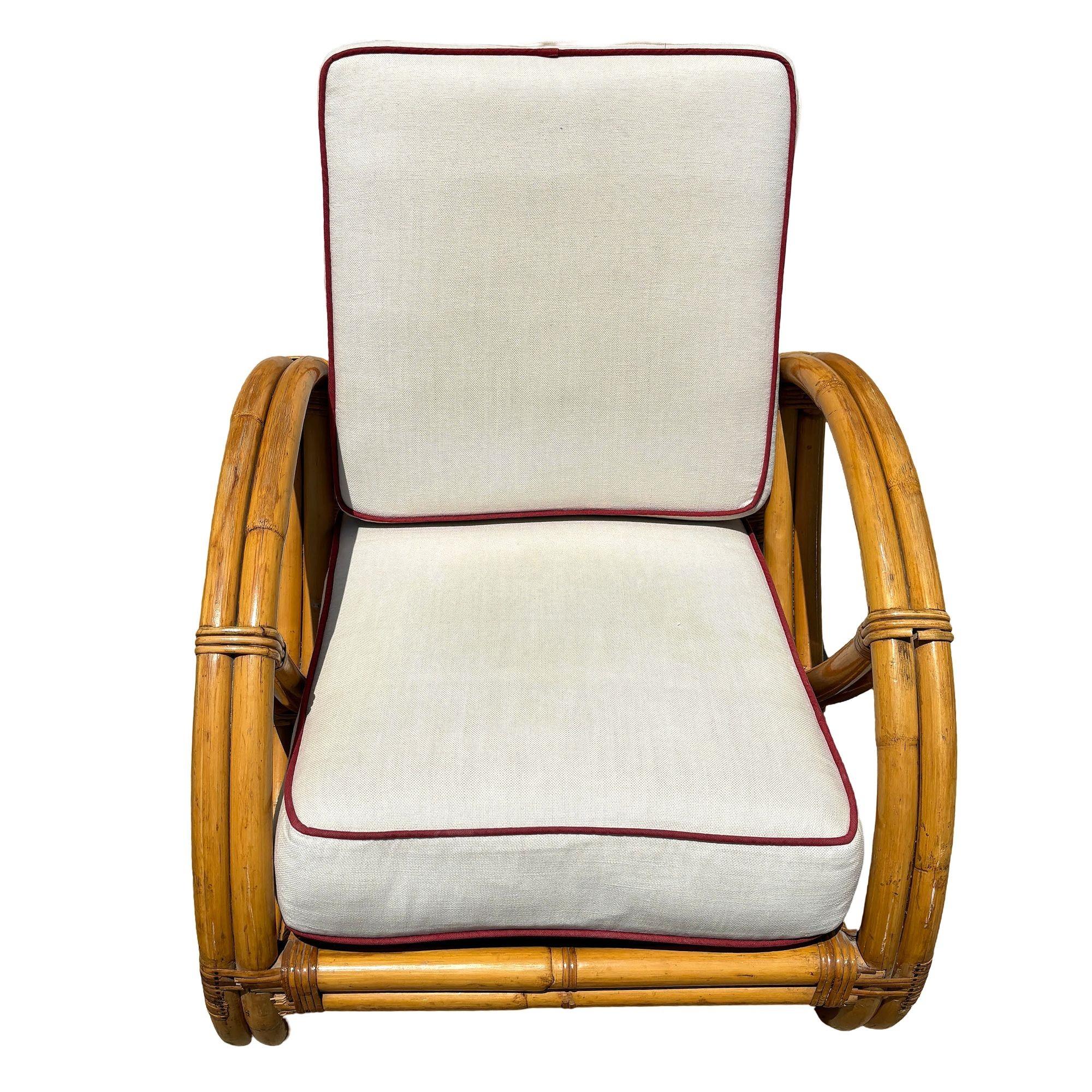 Este sillón de salón de ratán de doble pretzel completo de mediados de siglo, bellamente restaurado e inspirado en Paul Frankl, presenta un diseño único de pretzel curvado con dos hebras de ratán entrelazadas. Restaurado por expertos, ofrece