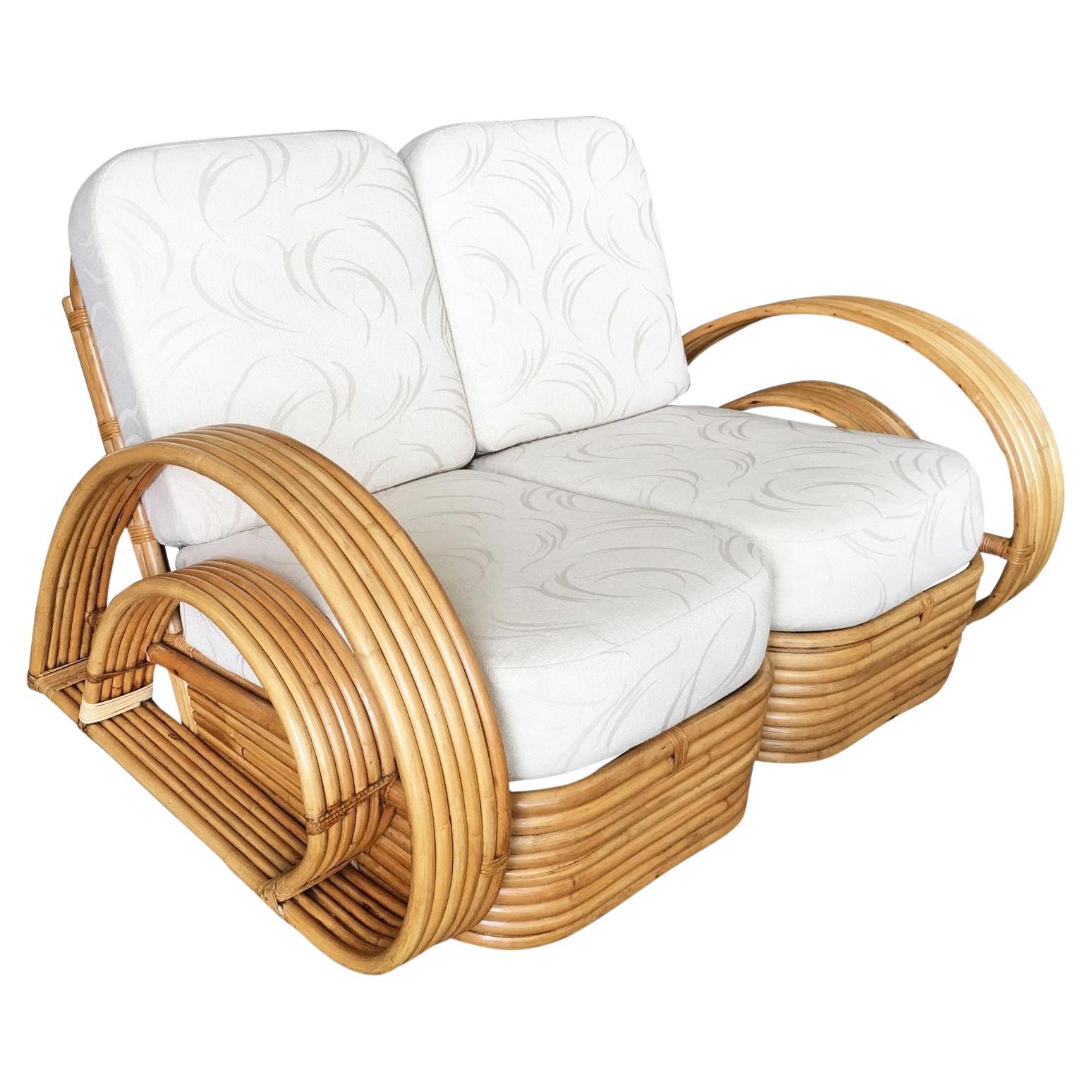 Restaurierter „Double Tear Drop Arm“ Rattan-Sofa-Sessel mit gestapeltem Sockel im Angebot