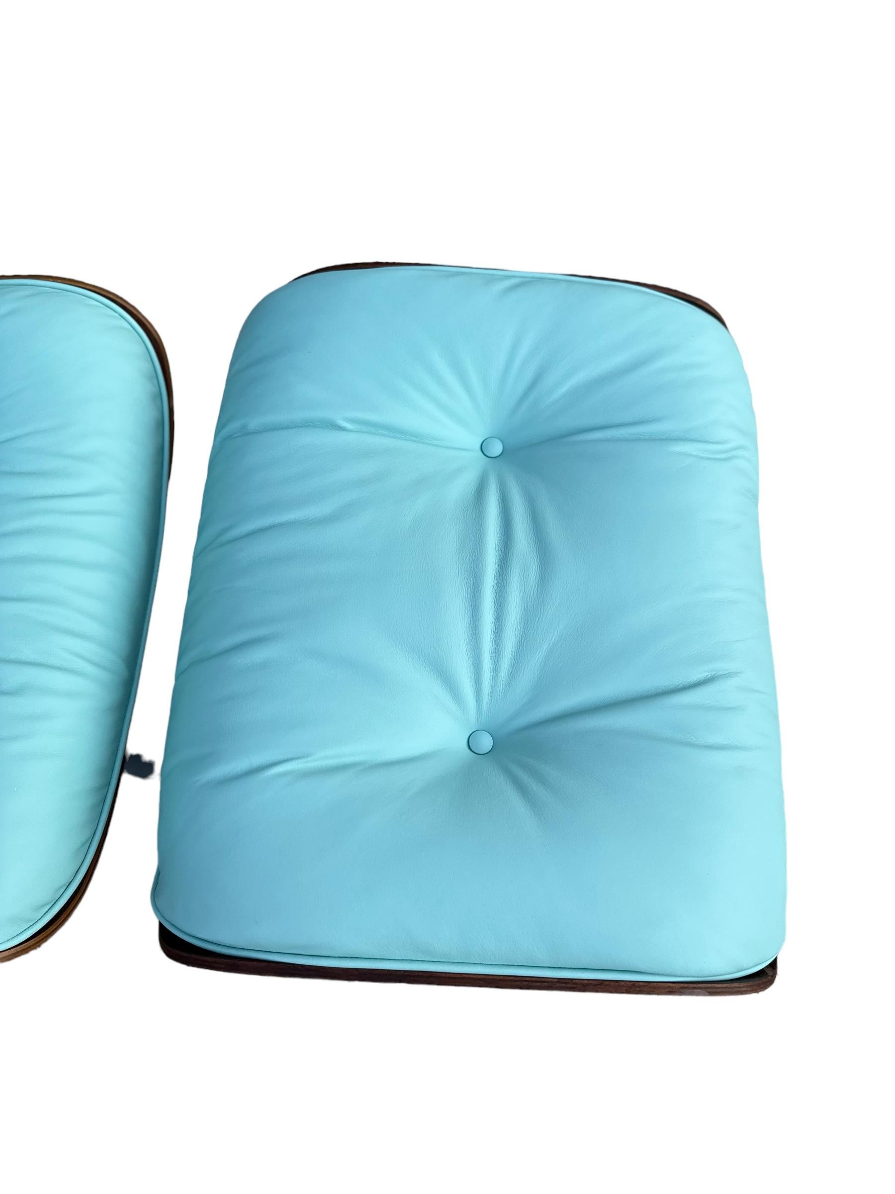 Restaurierter Eames-Loungesessel und Ottomane mit blauem, maßgefertigtem Tiffany-Leder (Moderne der Mitte des Jahrhunderts)