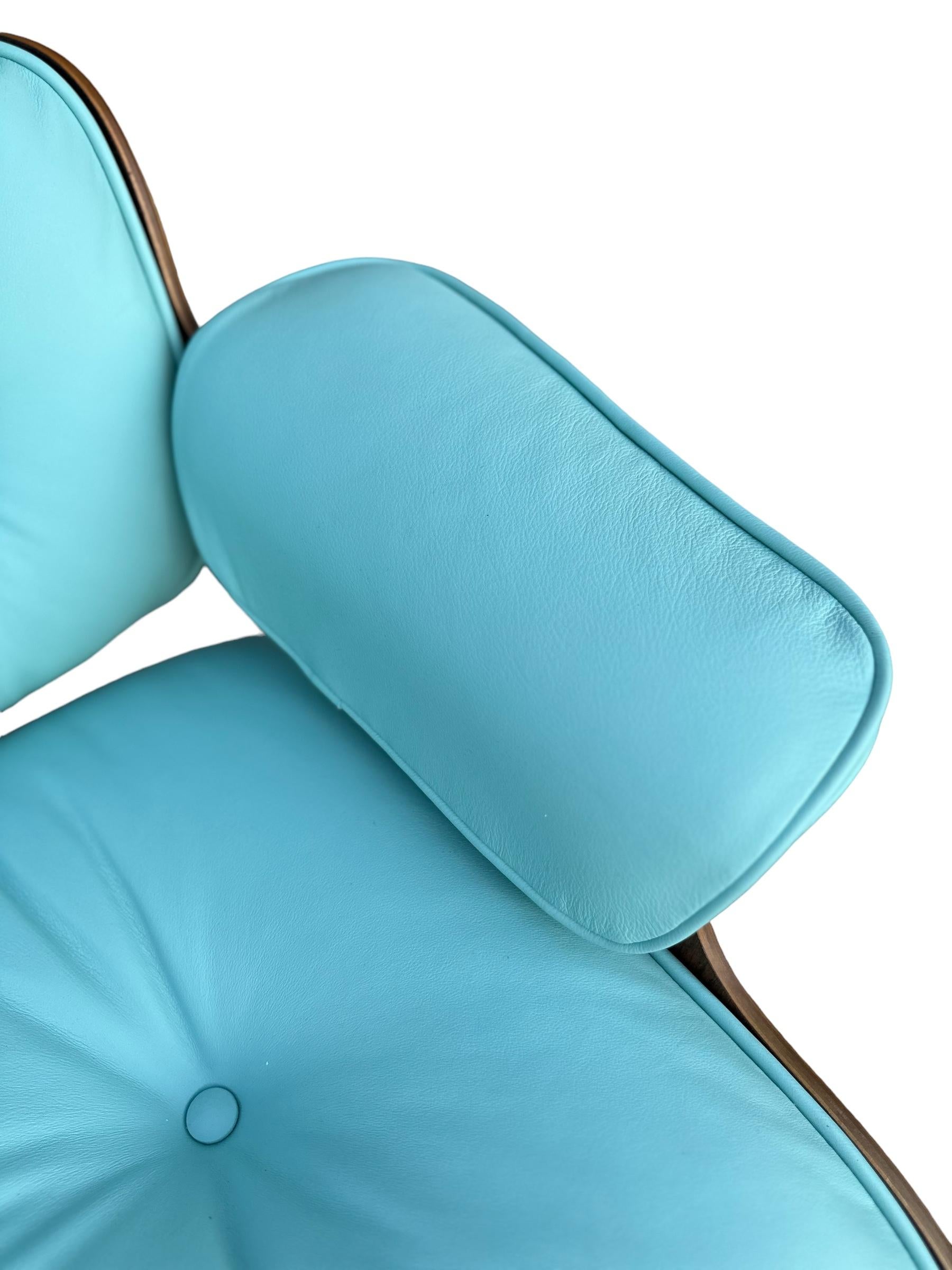 Américain Fauteuil de salon et repose-pieds Eames restaurés avec nouveau cuir bleu Tiffany