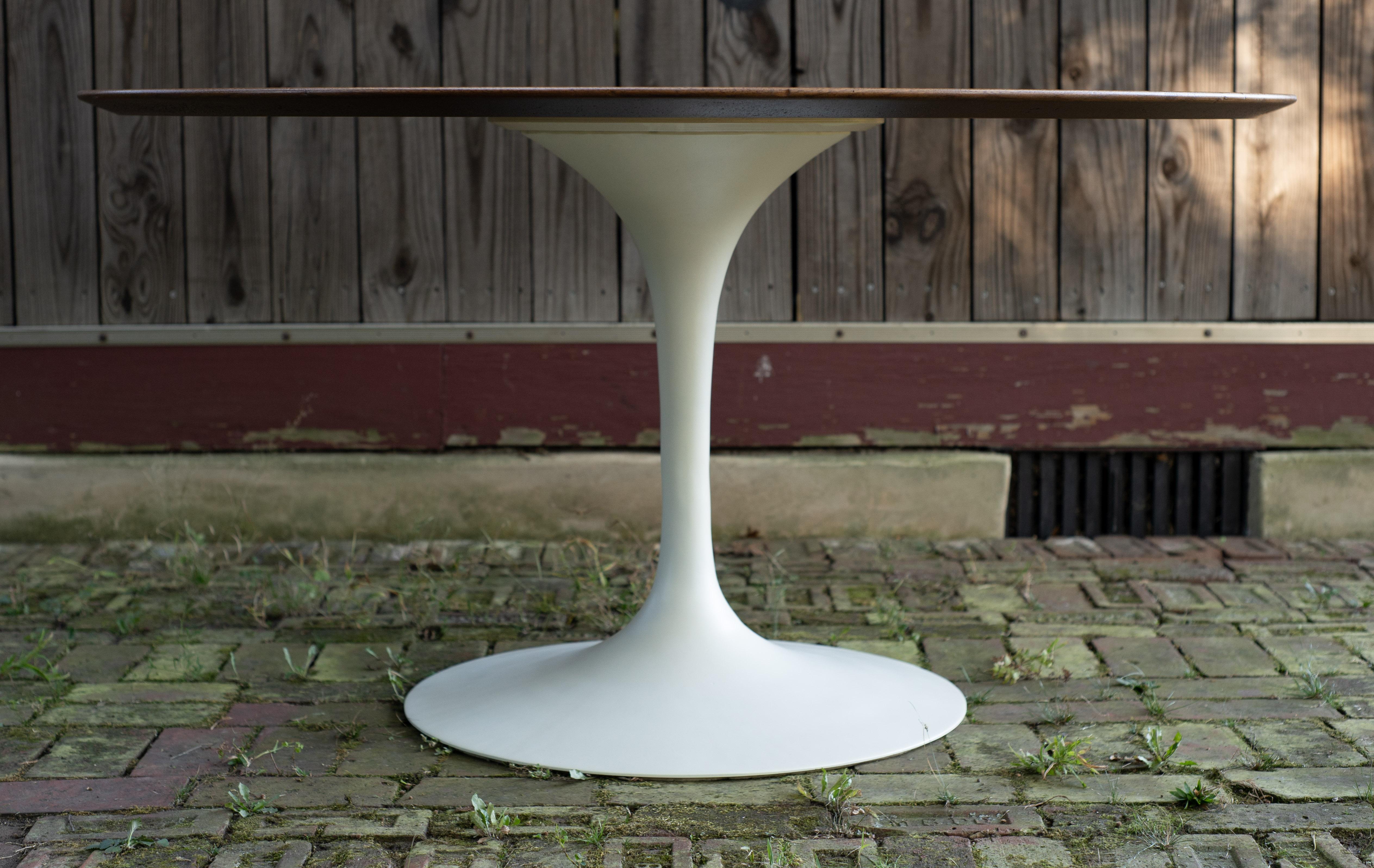 Restaurierter früher Eero Saarinen Knoll Tulpen-Esstisch mit Nussbaumplatte aus Eisen, 54