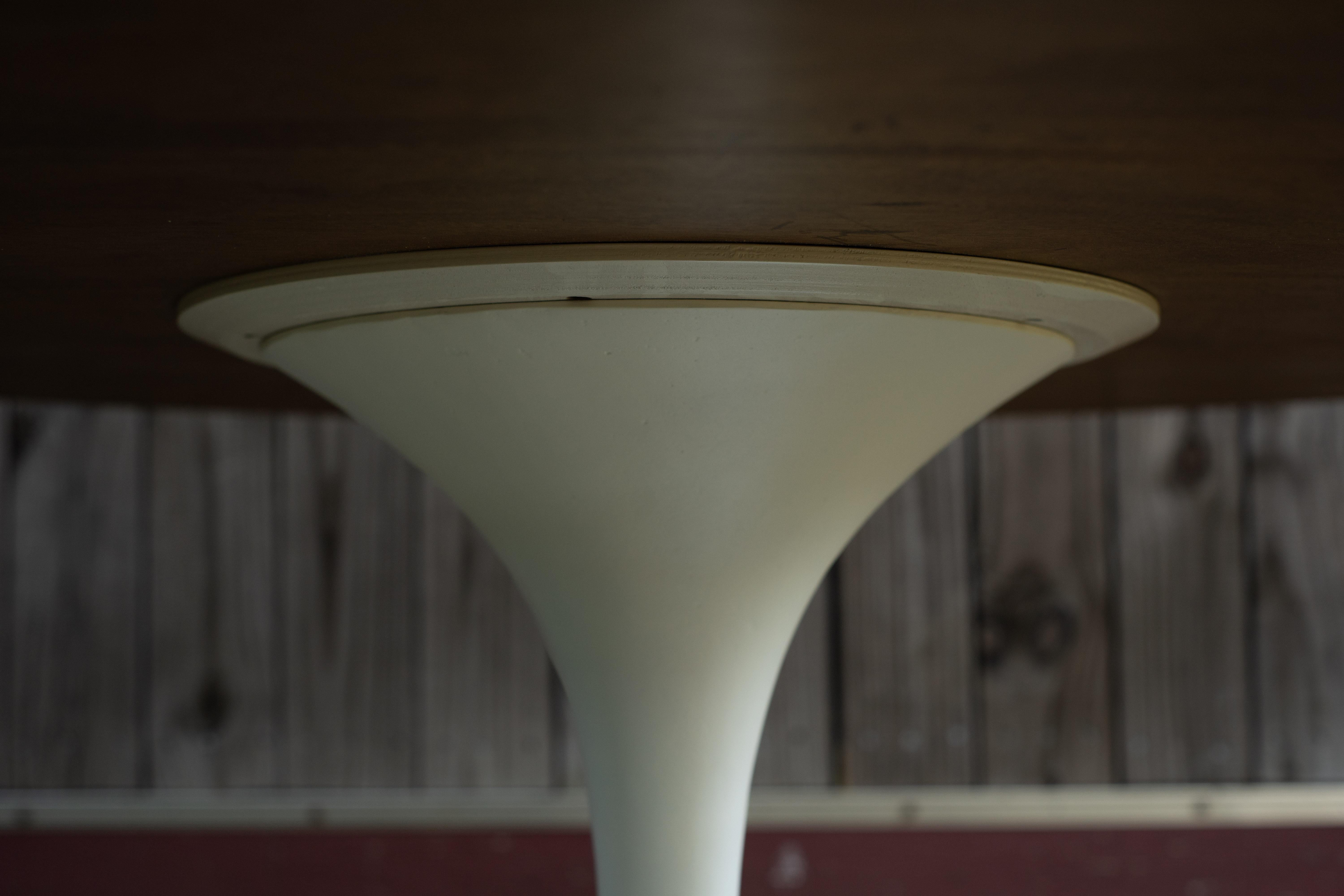 Restaurierter früher Eero Saarinen Knoll Tulpen-Esstisch mit Nussbaumplatte aus Eisen, 54