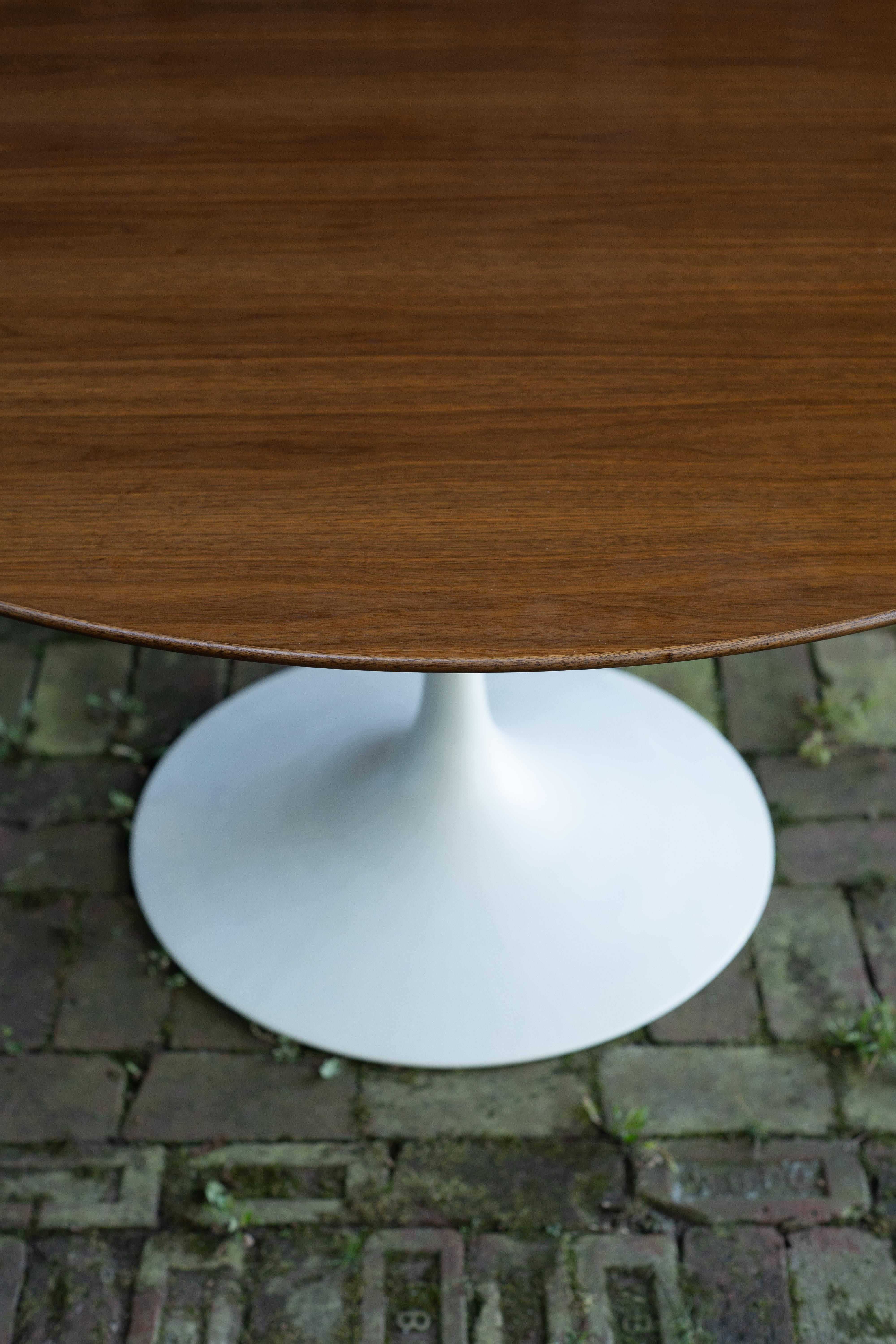 Restaurierter früher Eero Saarinen Knoll Tulpen-Esstisch mit Nussbaumplatte aus Eisen, 54