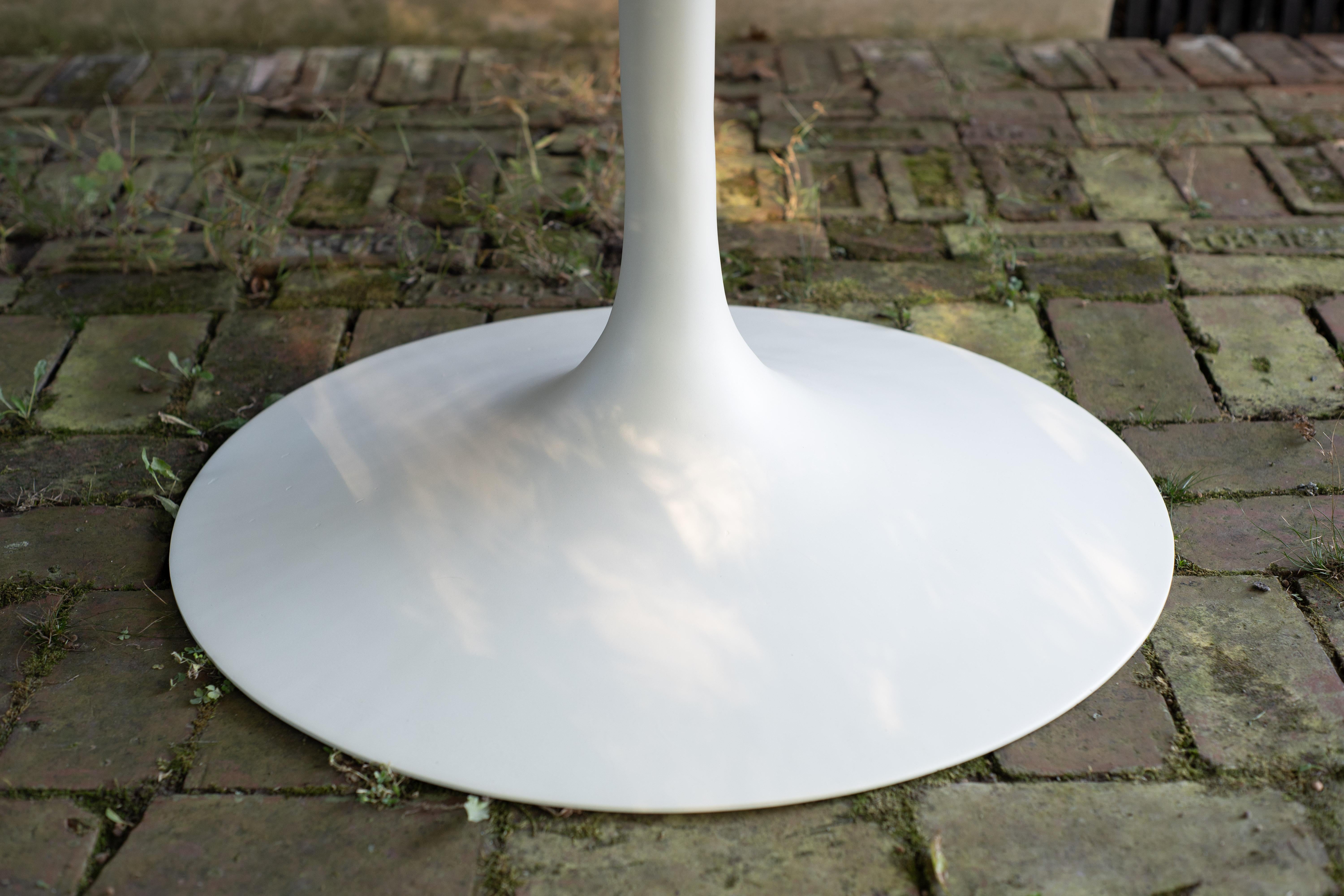 Restaurierter früher Eero Saarinen Knoll Tulpen-Esstisch mit Nussbaumplatte aus Eisen, 54