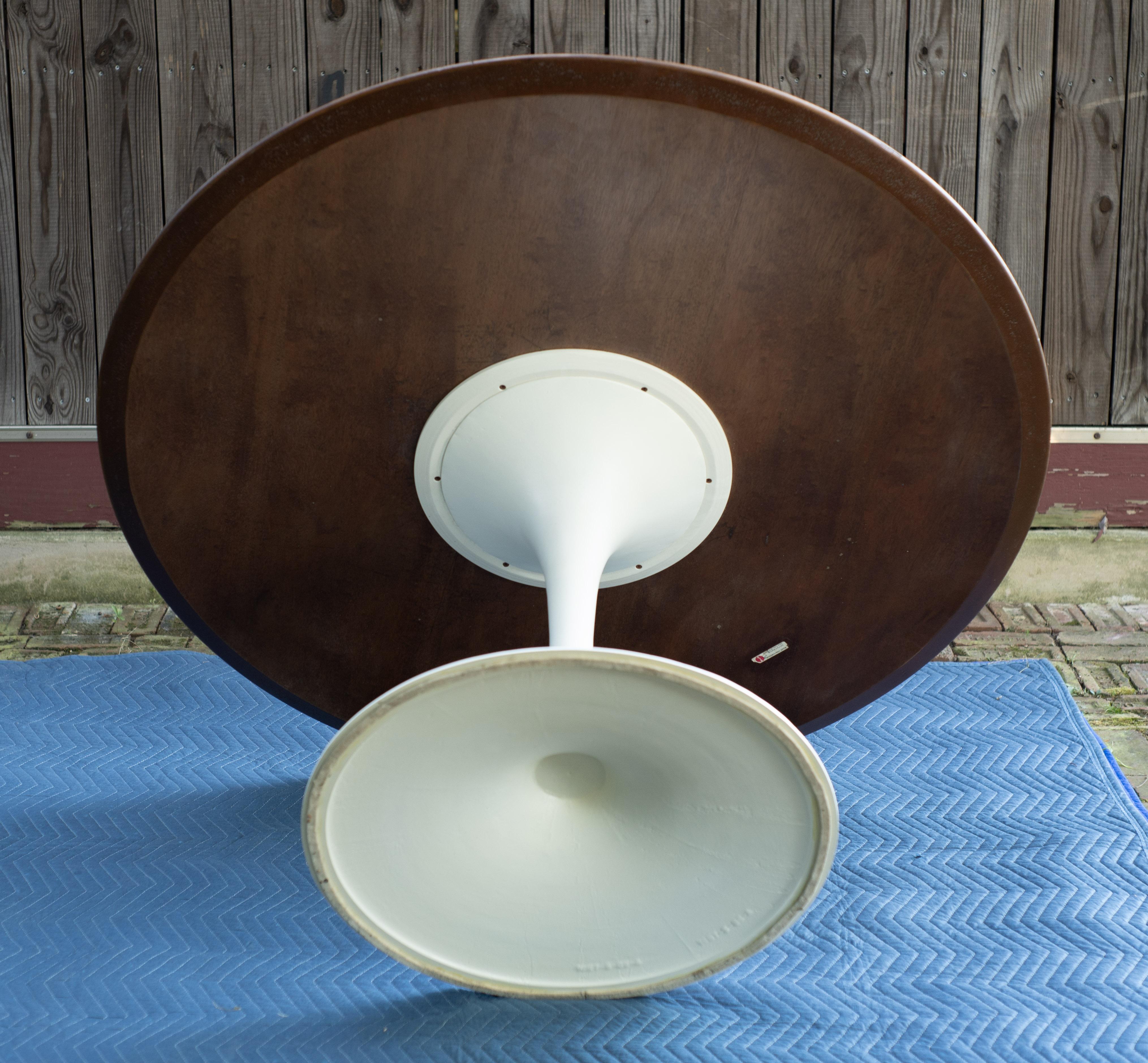 Restaurierter früher Eero Saarinen Knoll Tulpen-Esstisch mit Nussbaumplatte aus Eisen, 54