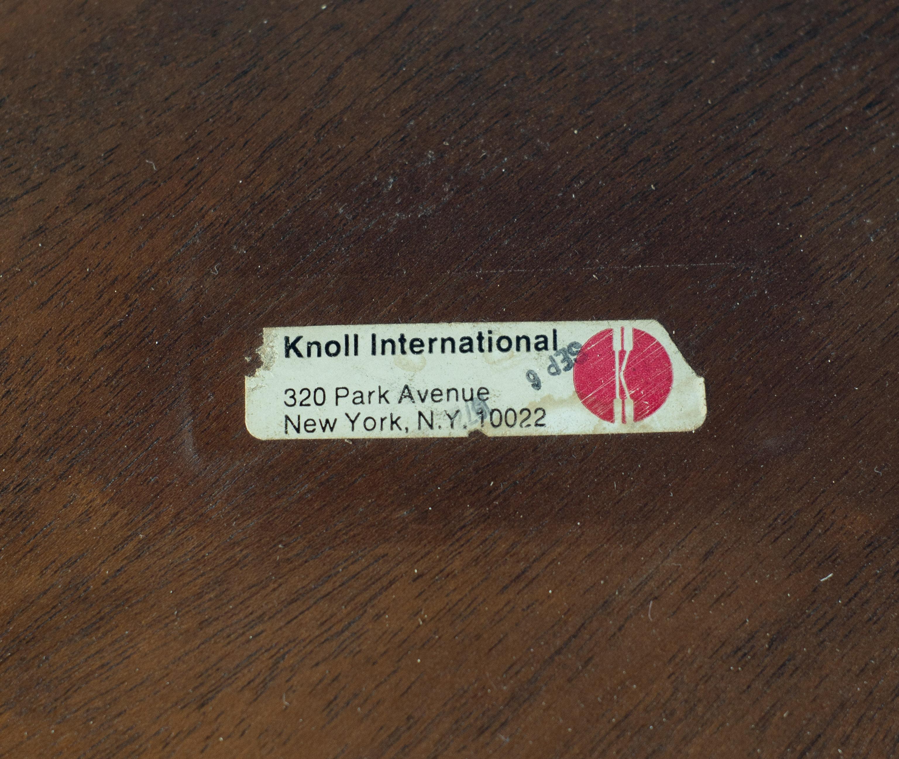 Restaurierter früher Eero Saarinen Knoll Tulpen-Esstisch mit Nussbaumplatte aus Eisen, 54