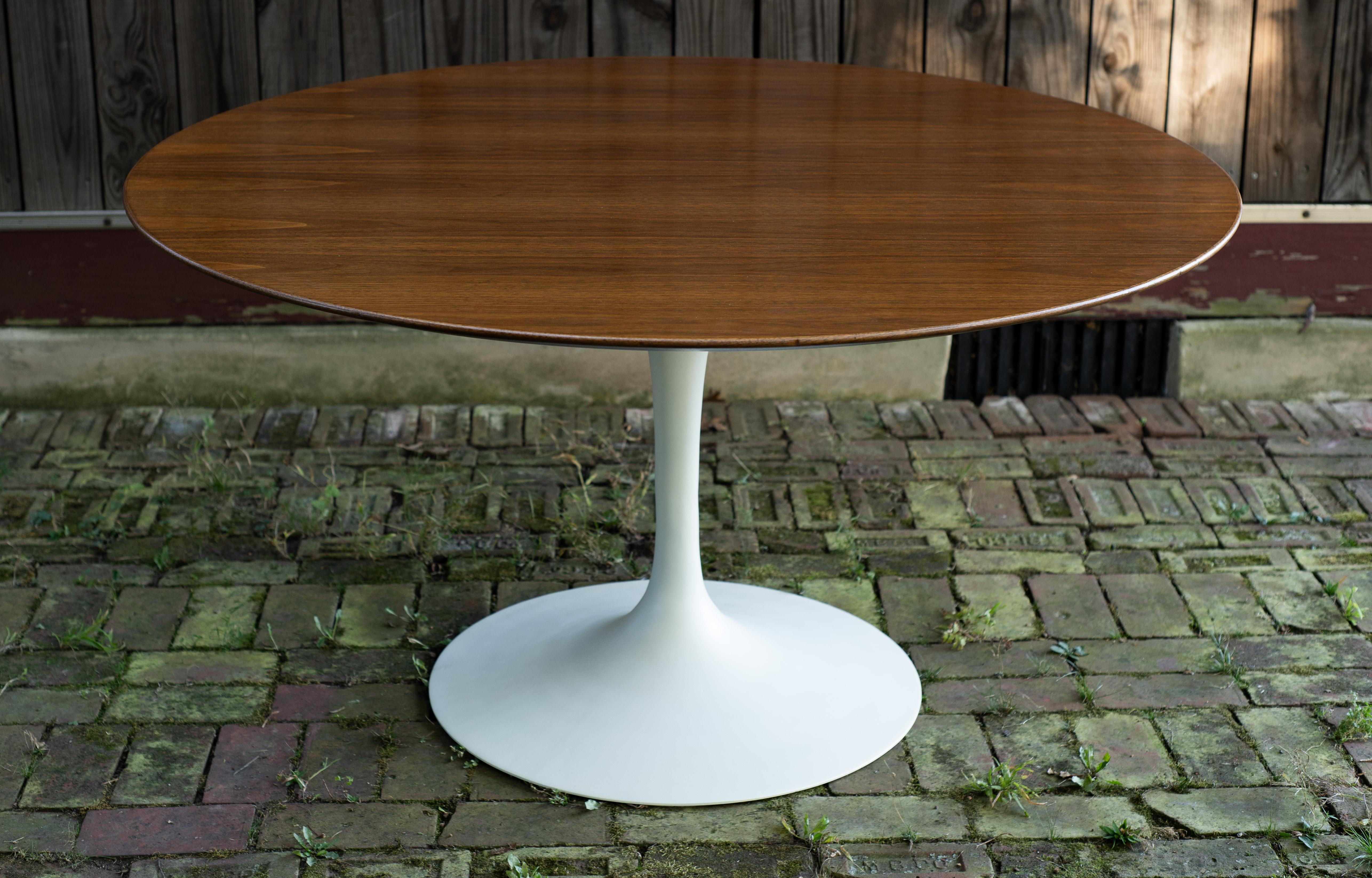 Restaurierter früher Eero Saarinen Knoll Tulpen-Esstisch mit Nussbaumplatte aus Eisen, 54