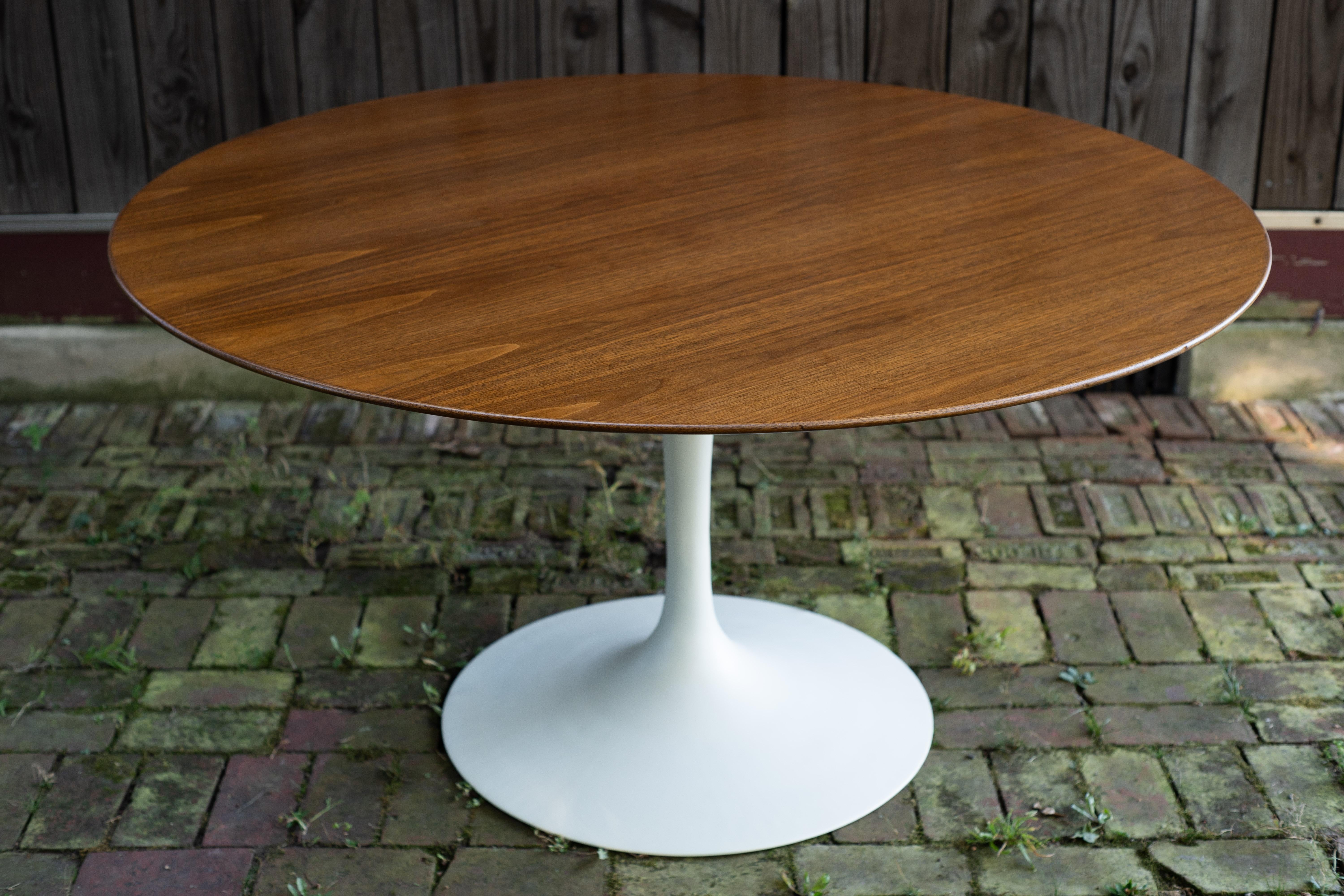 Restaurierter früher Eero Saarinen Knoll Tulpen-Esstisch mit Nussbaumplatte aus Eisen, 54