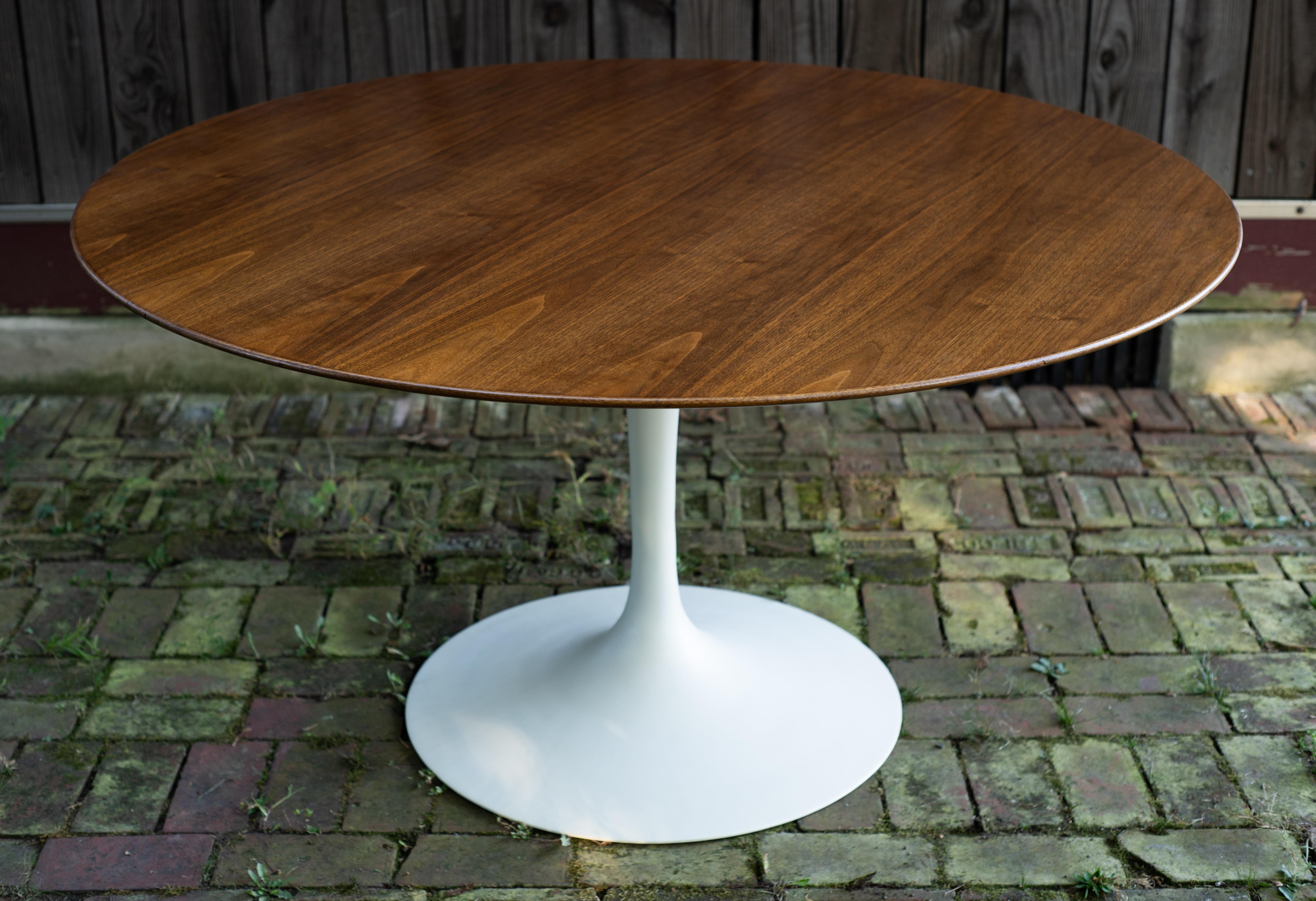 Restaurierter früher Eero Saarinen Knoll Tulpen-Esstisch mit Nussbaumplatte aus Eisen, 54