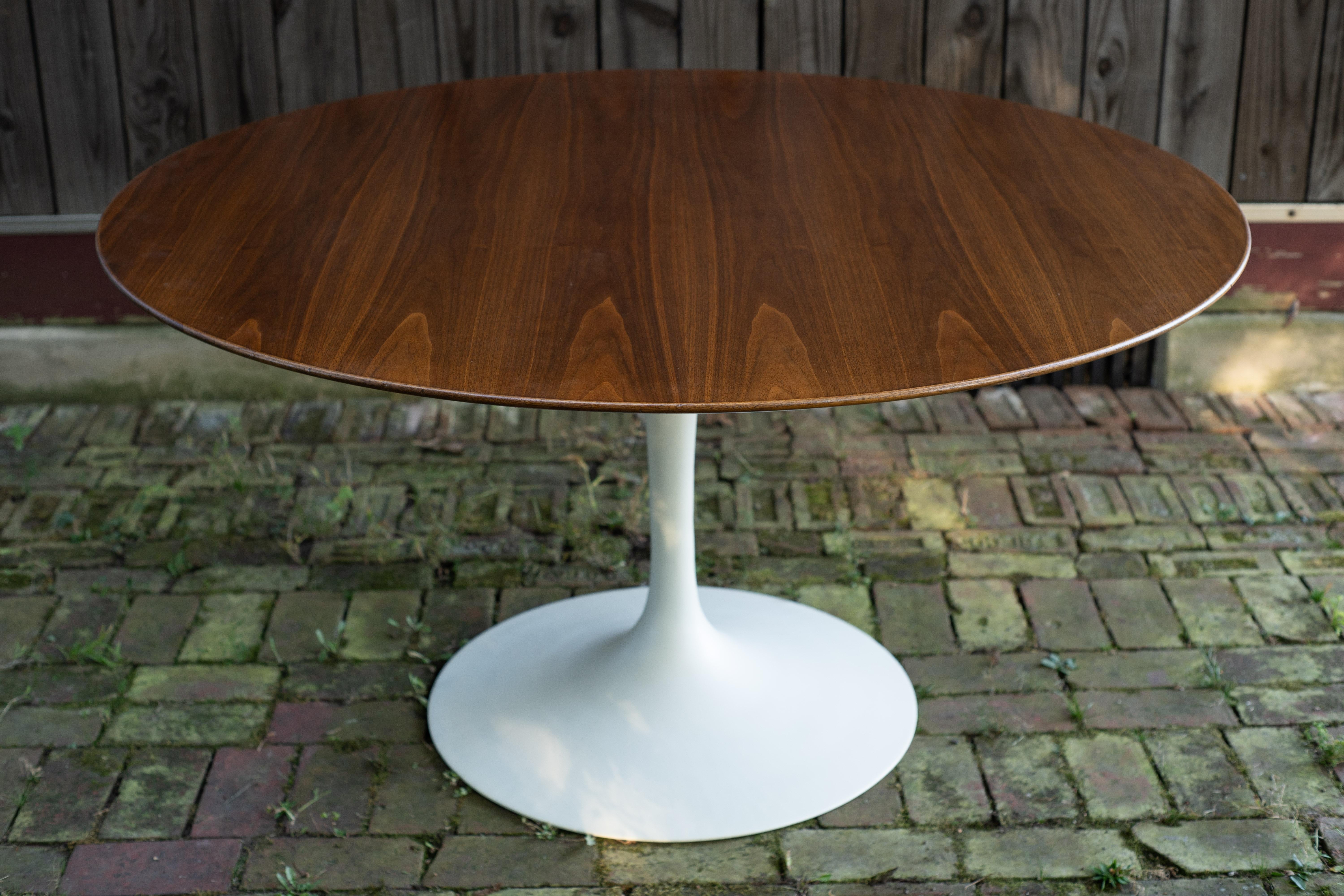 Restaurierter früher Eero Saarinen Knoll Tulpen-Esstisch mit Nussbaumplatte aus Eisen, 54