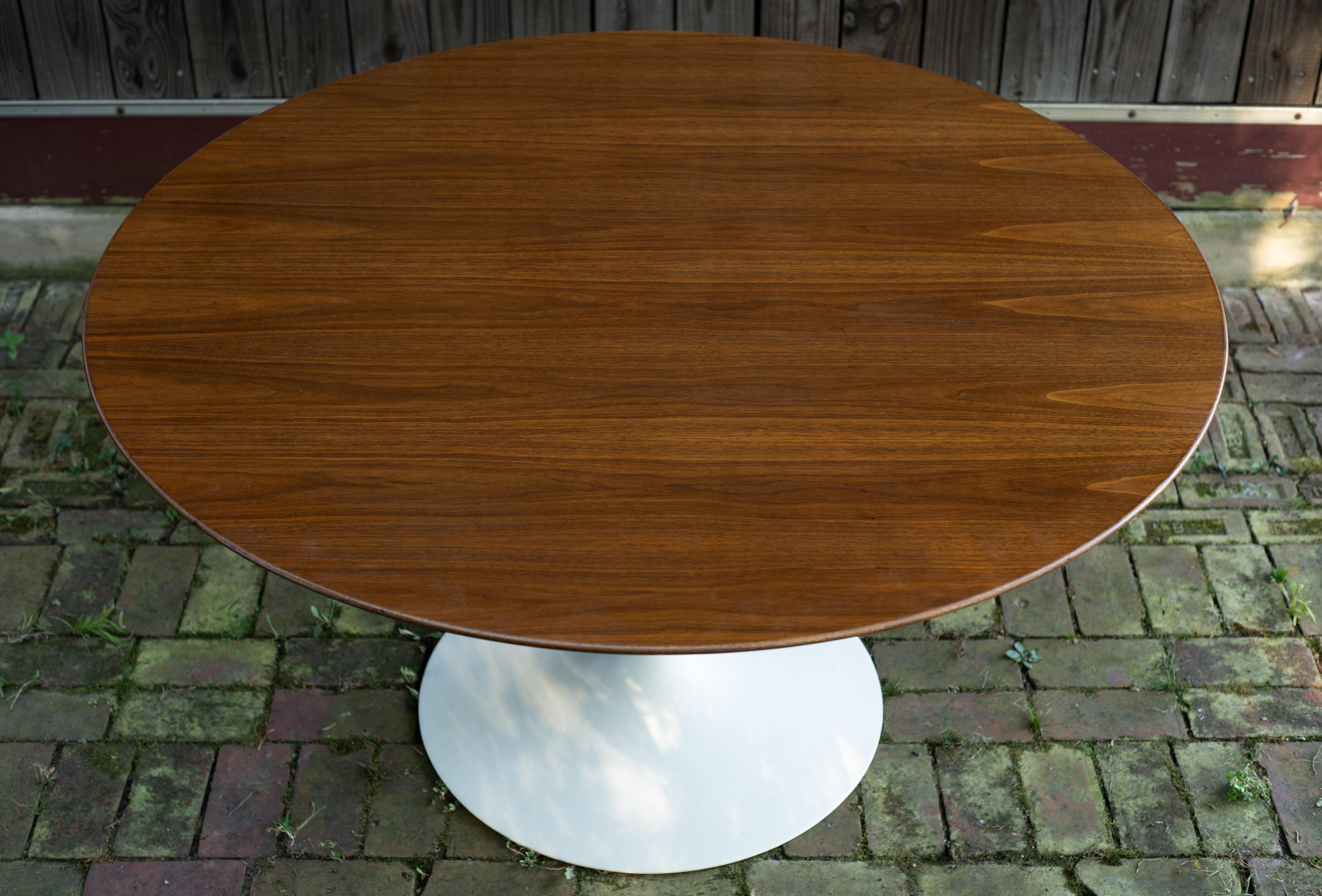 Restaurierter früher Eero Saarinen Knoll Tulpen-Esstisch mit Nussbaumplatte aus Eisen, 54
