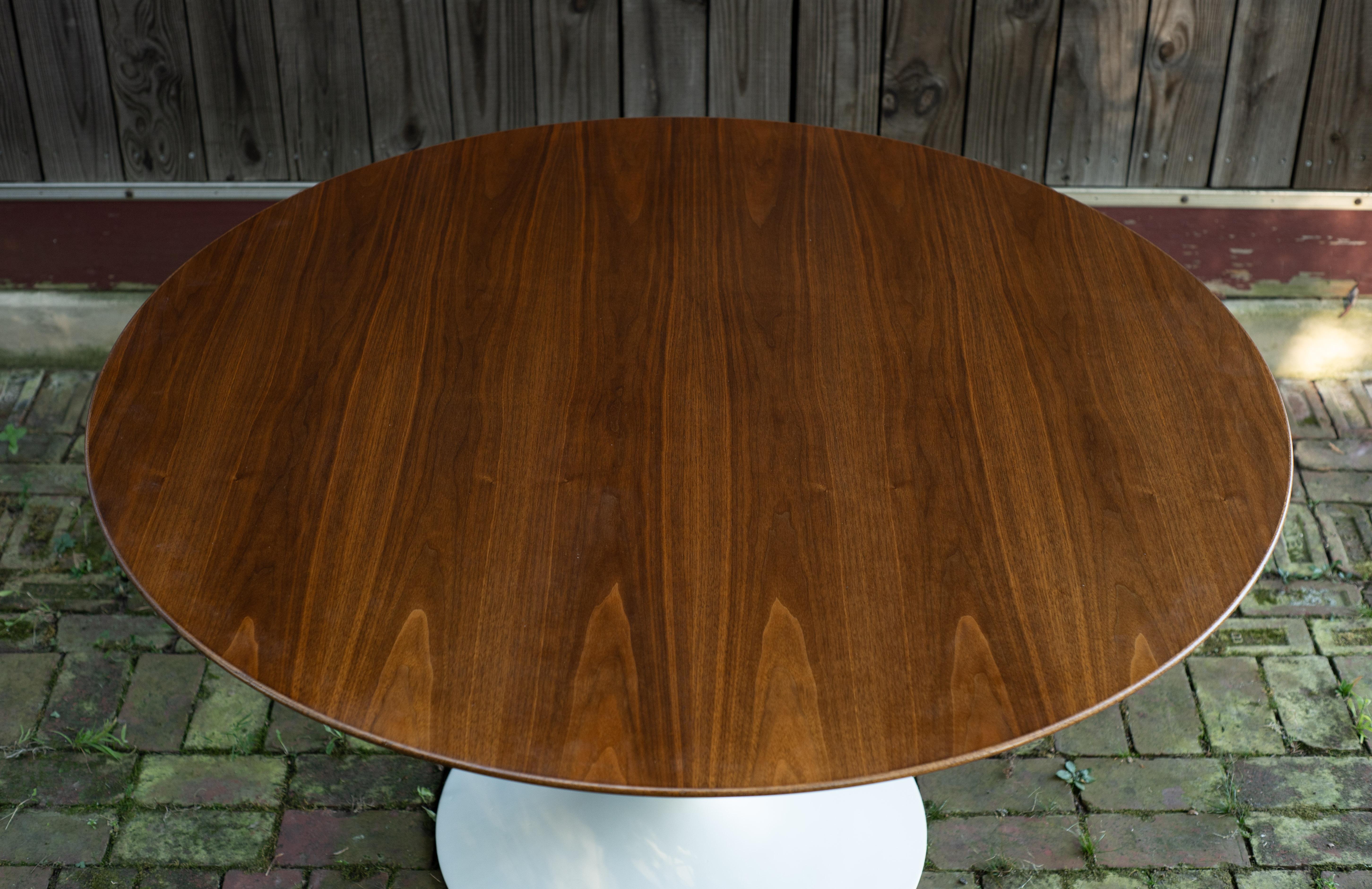 Restaurierter früher Eero Saarinen Knoll Tulpen-Esstisch mit Nussbaumplatte aus Eisen, 54