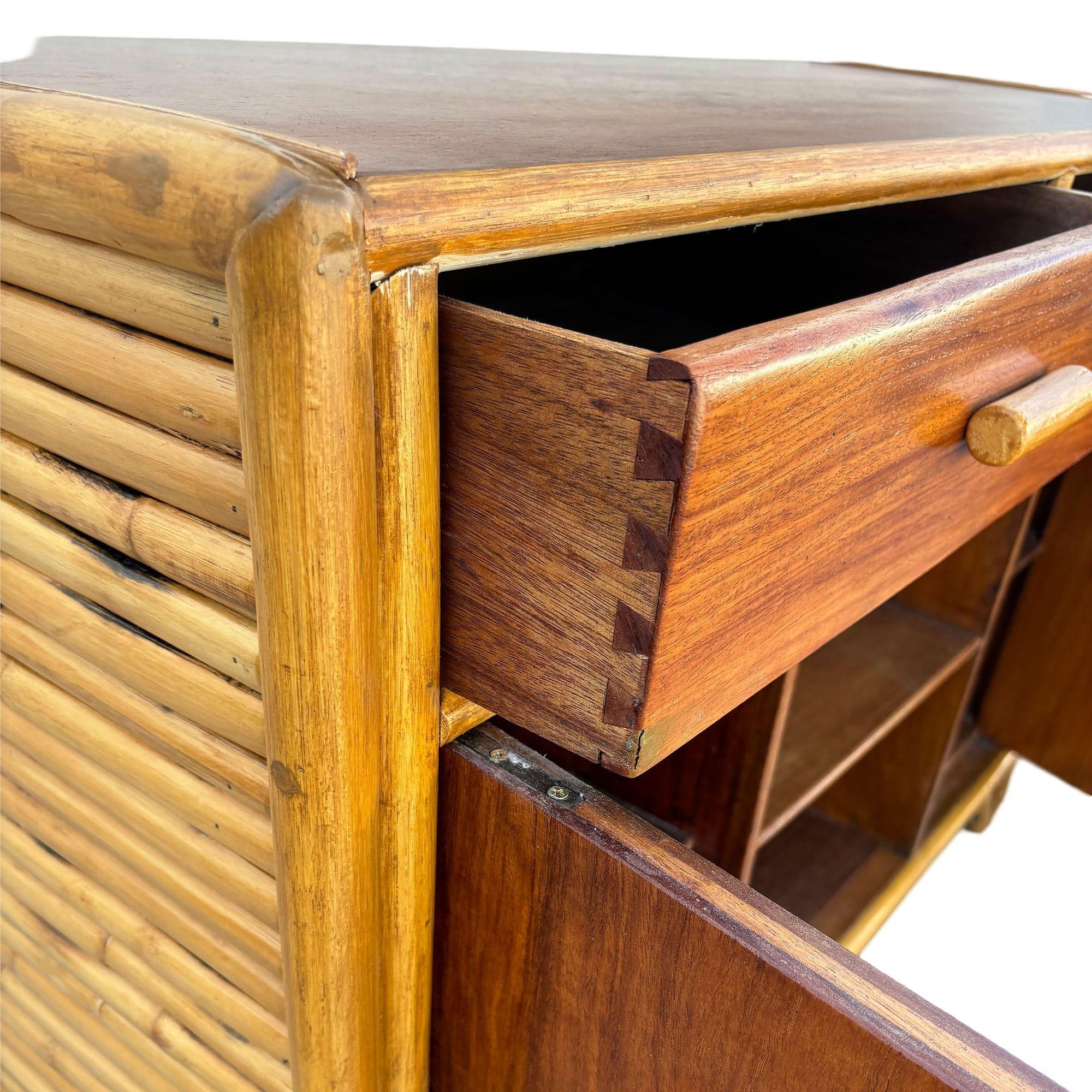 Credenza TV in rattan impilata restaurata di inizio secolo con piano in mogano in vendita 4