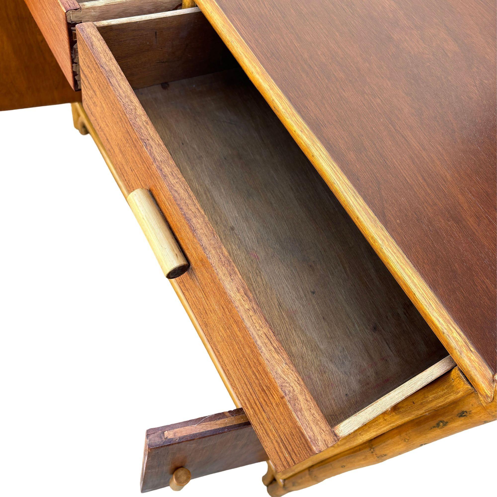 Credenza TV in rattan impilata restaurata di inizio secolo con piano in mogano in vendita 5