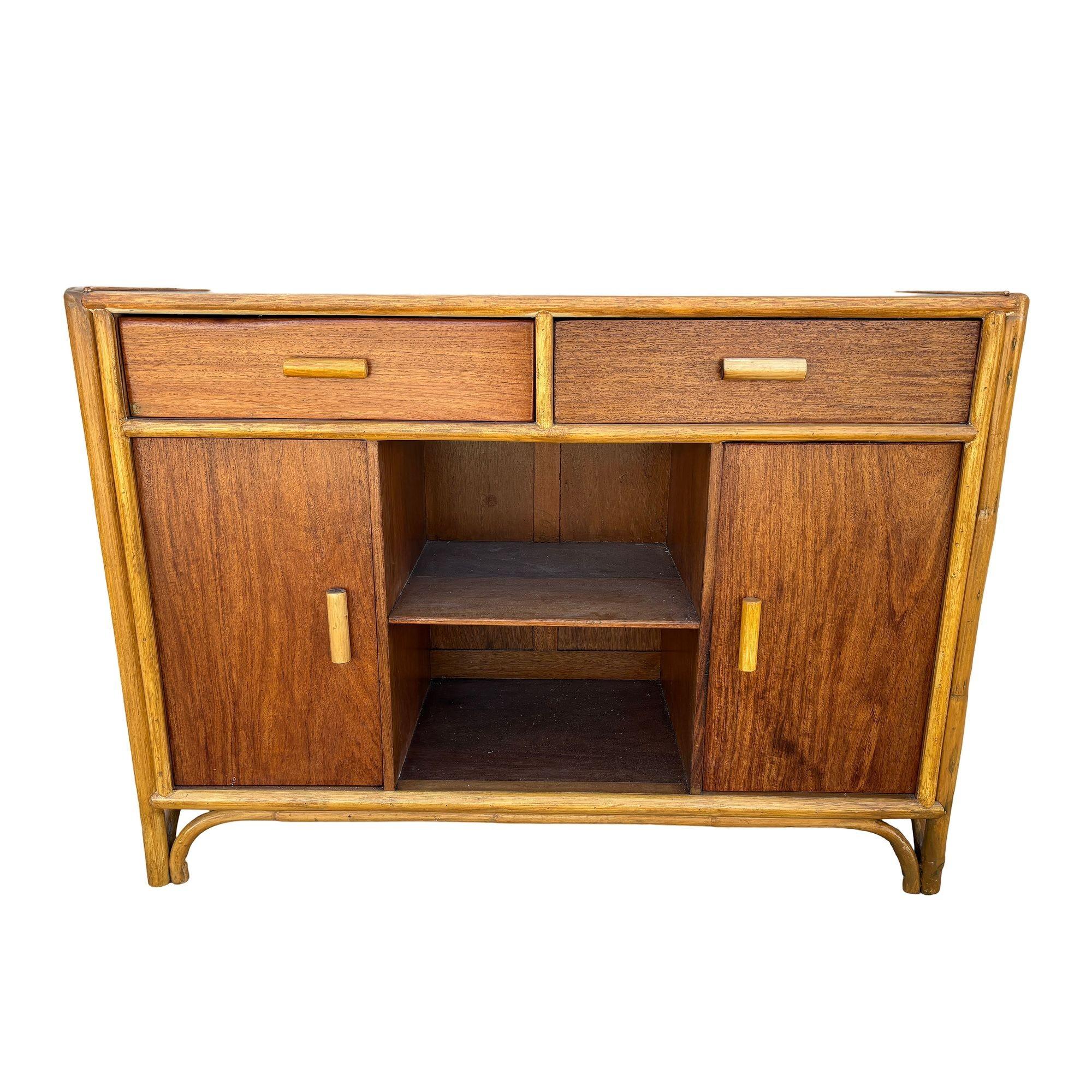 Questa credenza in mogano e rattan impilato, ispirata a Paul Frankl e risalente alla metà del secolo scorso, è stata splendidamente restaurata e può essere utilizzata anche come porta TV. La credenza presenta una libreria centrale con 2 ante a
