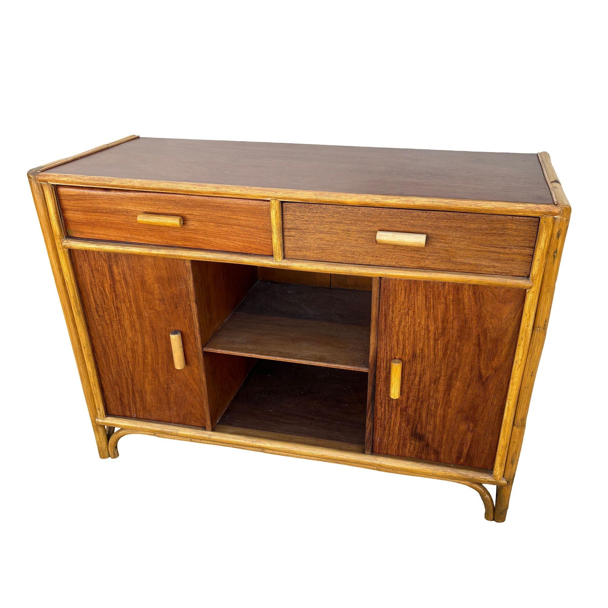 Americano Credenza TV in rattan impilata restaurata di inizio secolo con piano in mogano in vendita