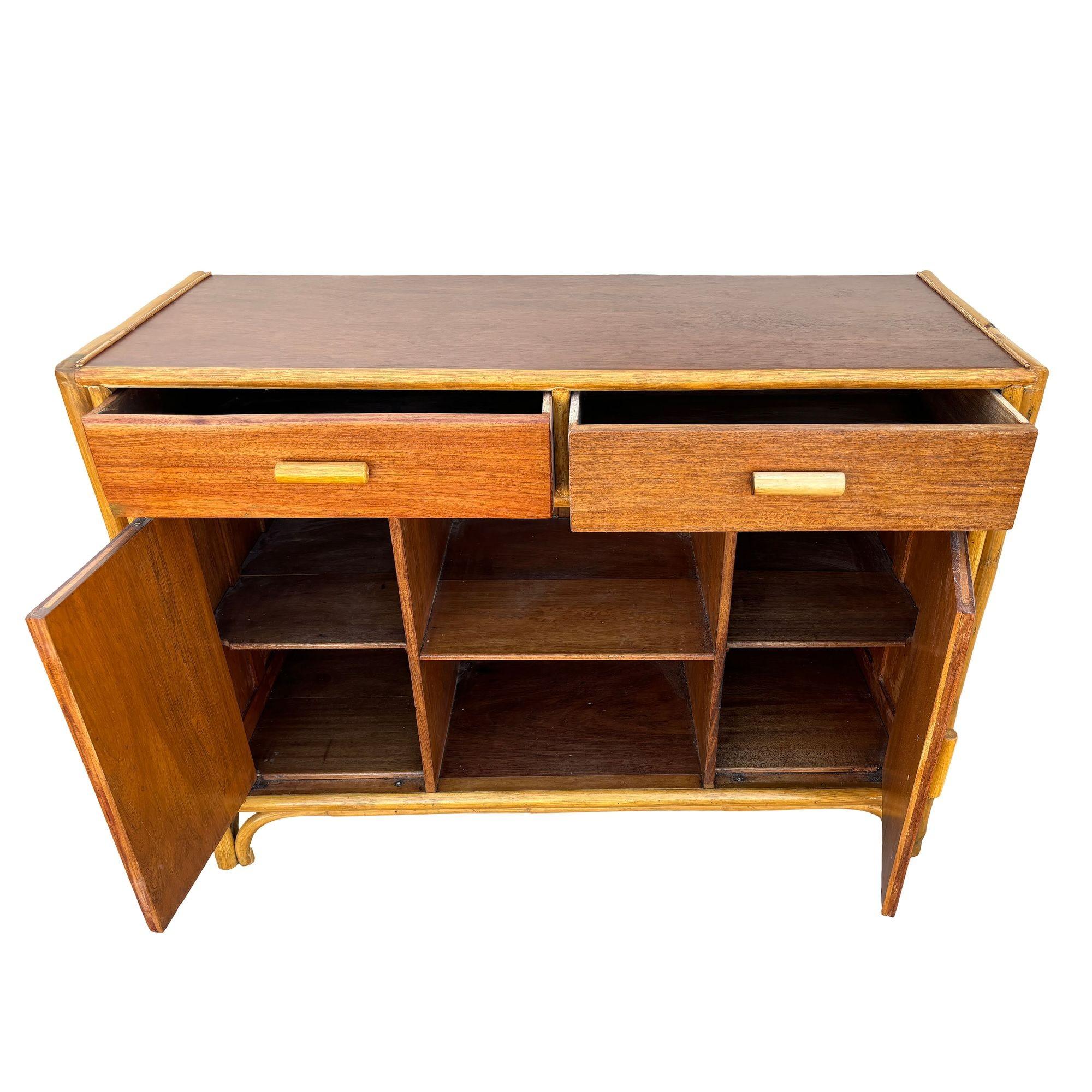 Credenza TV in rattan impilata restaurata di inizio secolo con piano in mogano In condizioni ottime in vendita a Van Nuys, CA