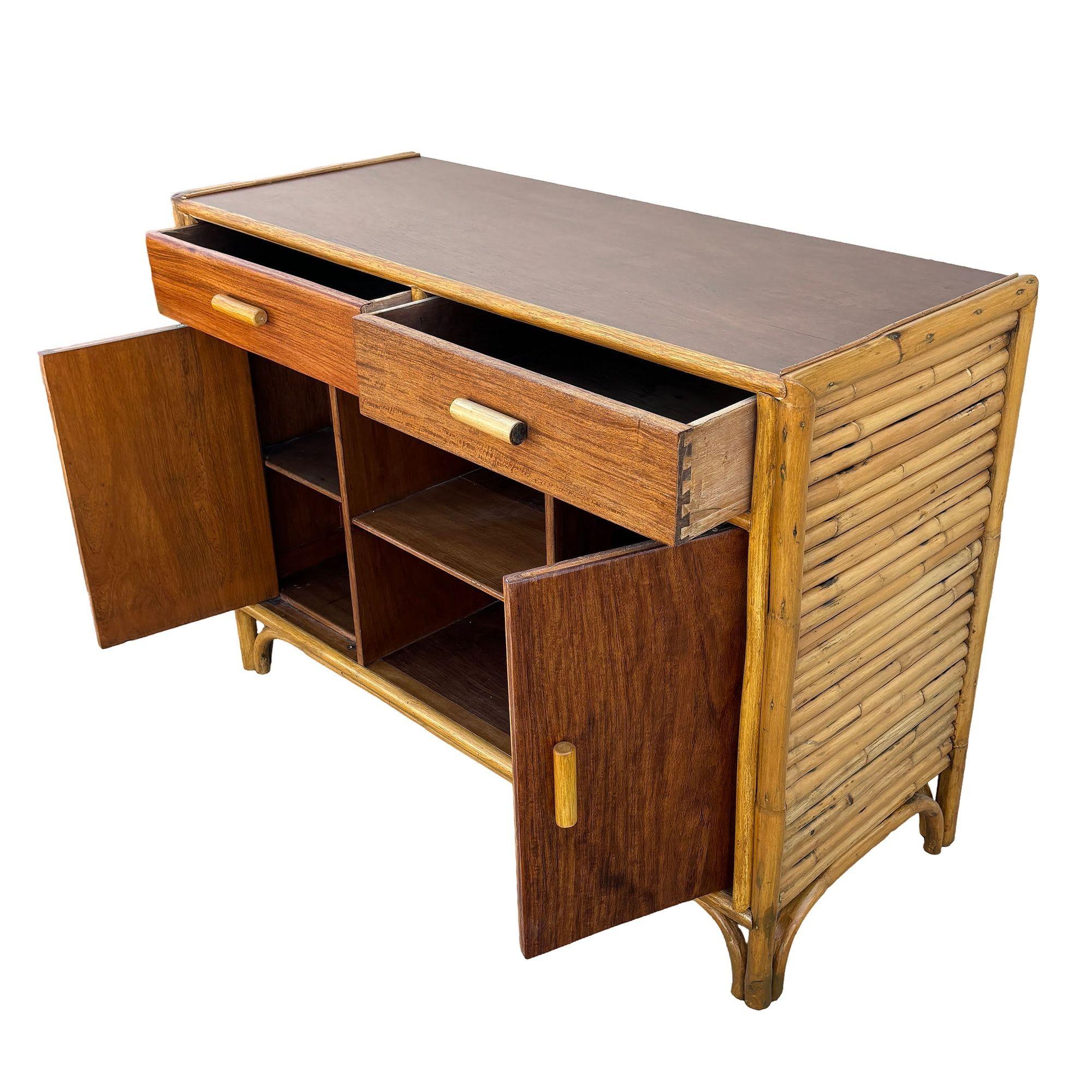 Metà XX secolo Credenza TV in rattan impilata restaurata di inizio secolo con piano in mogano in vendita