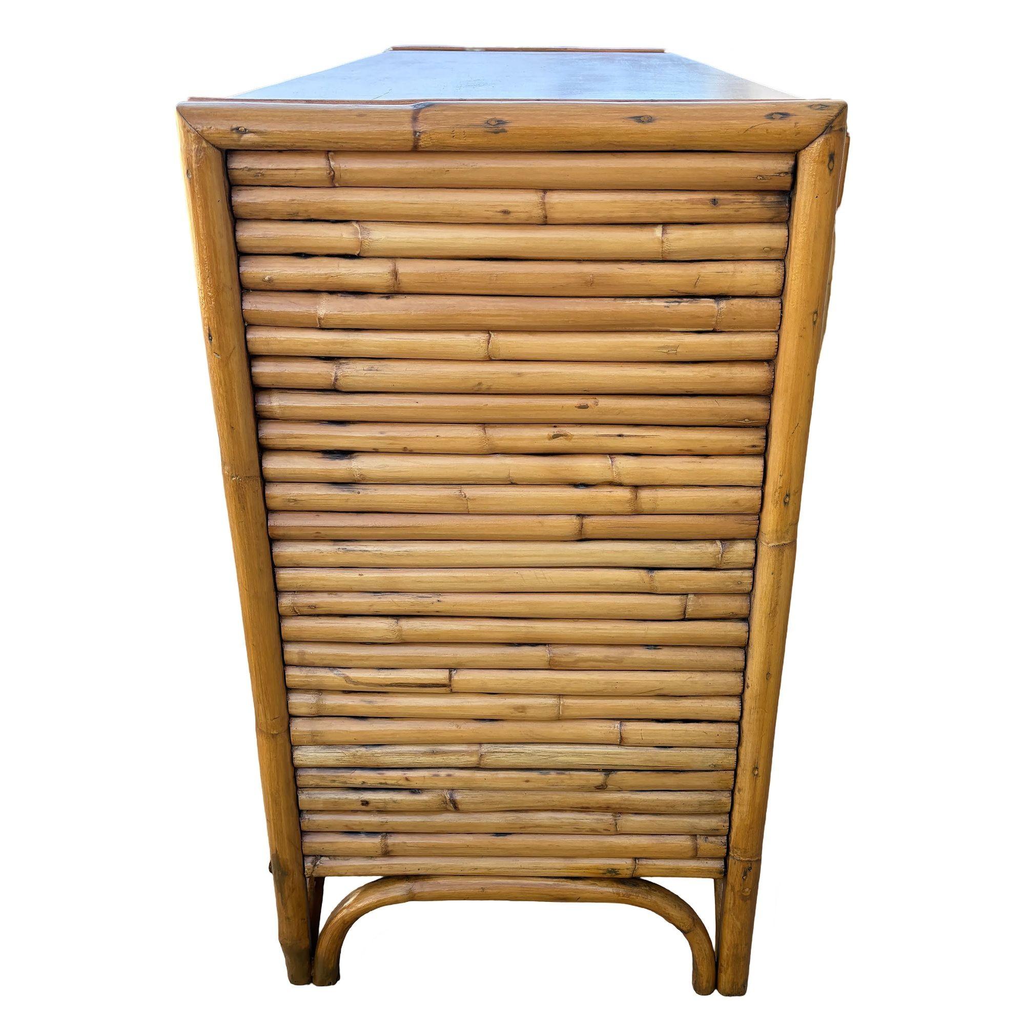 Credenza TV in rattan impilata restaurata di inizio secolo con piano in mogano in vendita 1