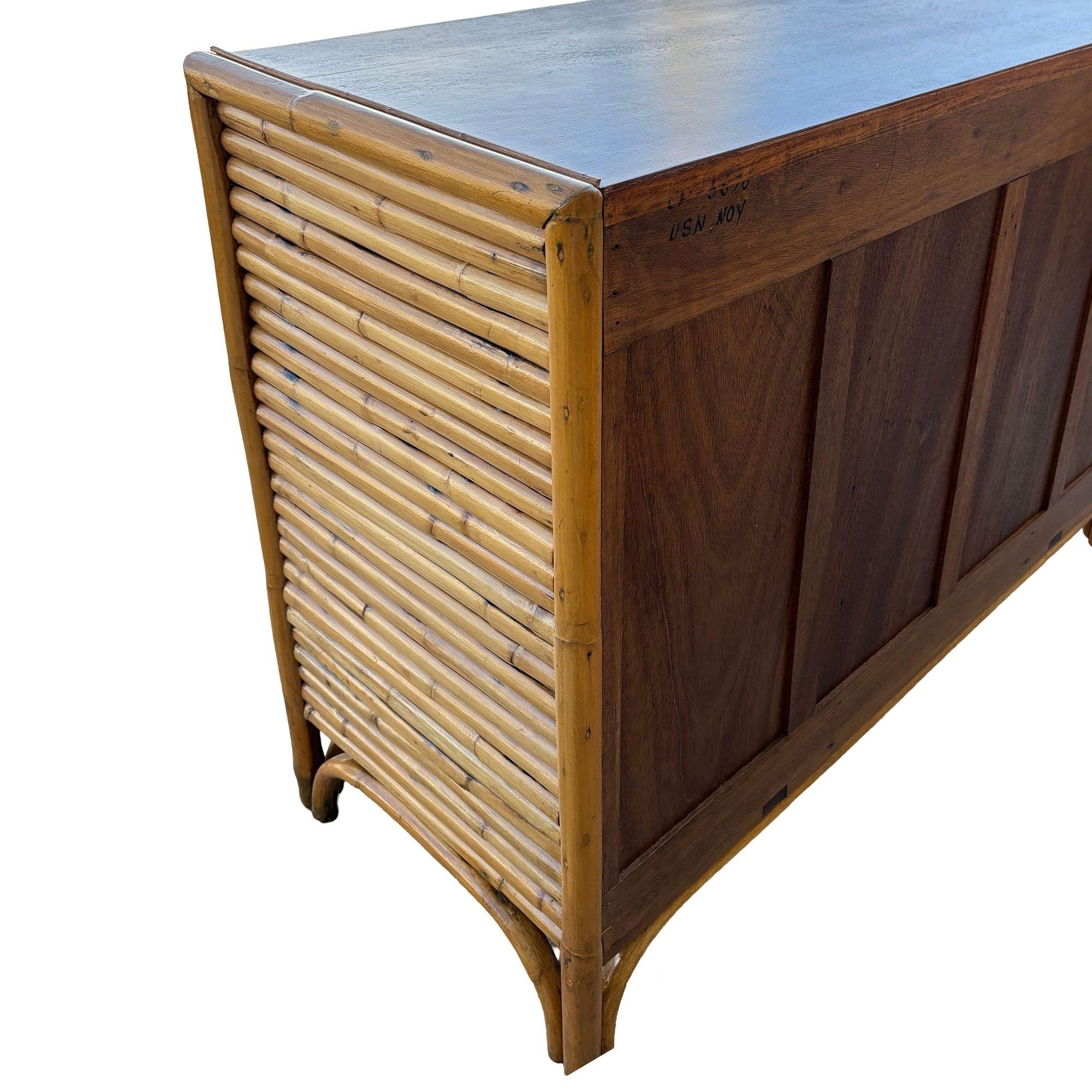 Credenza TV in rattan impilata restaurata di inizio secolo con piano in mogano in vendita 2