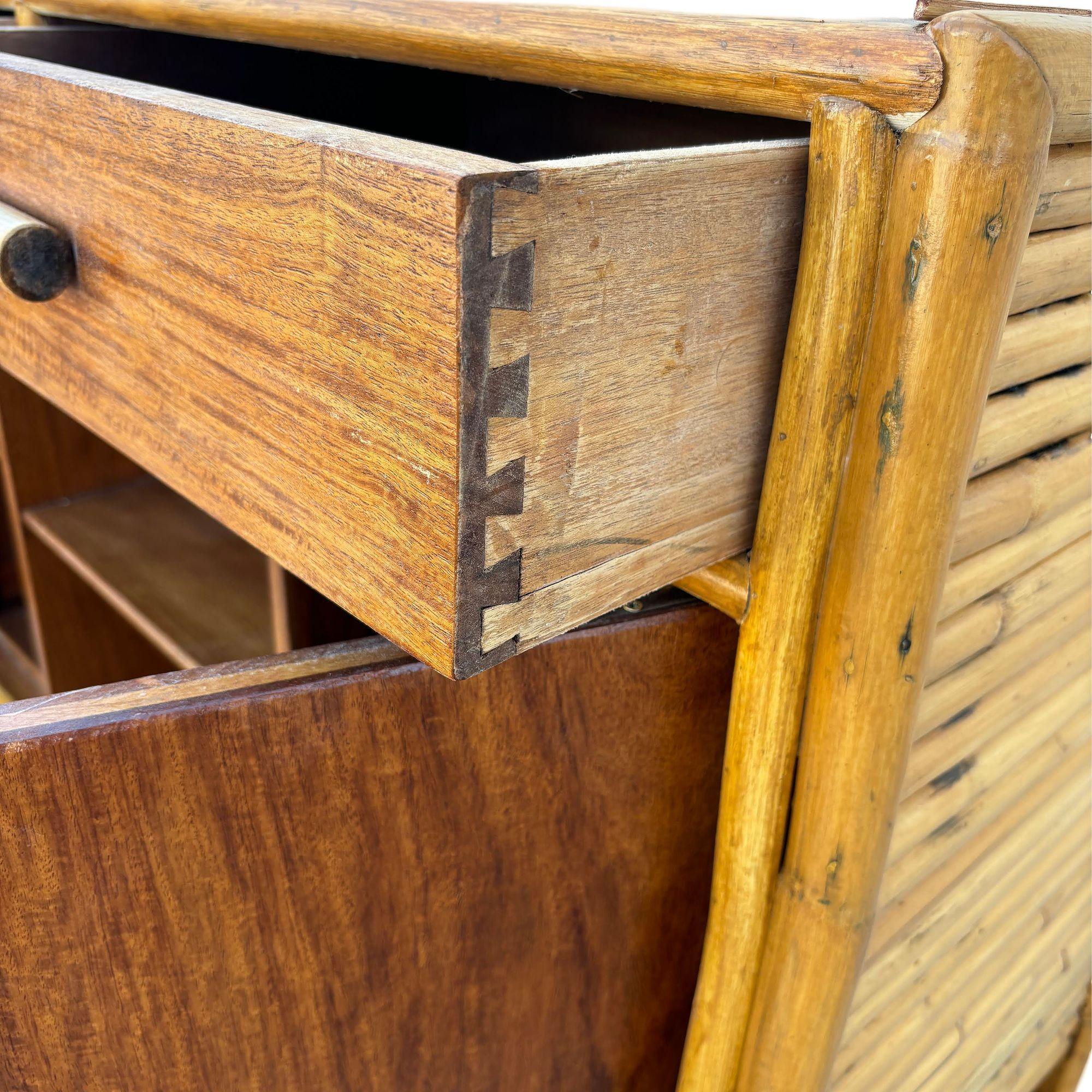 Credenza TV in rattan impilata restaurata di inizio secolo con piano in mogano in vendita 3
