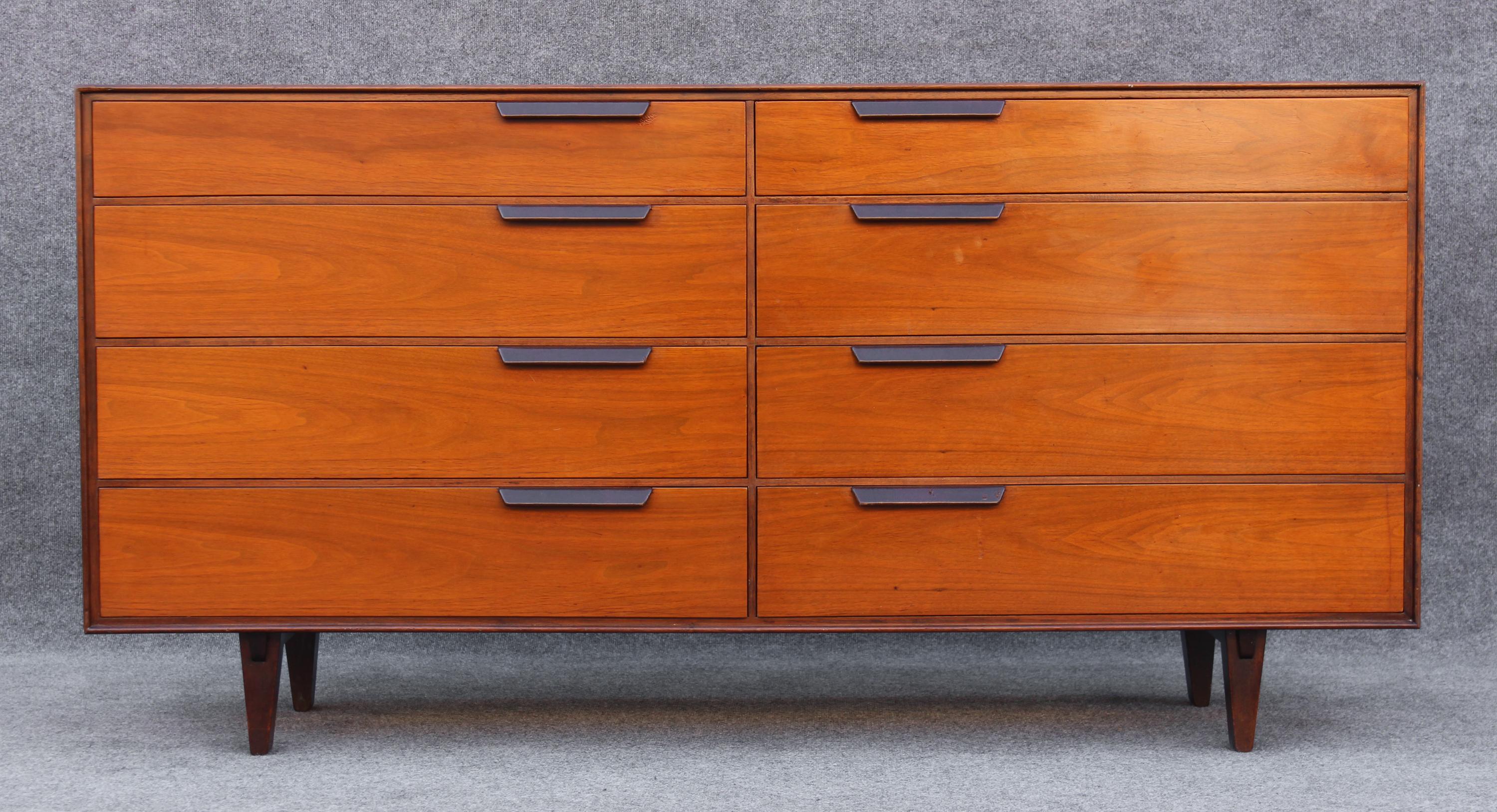 Questo comò è stato progettato dall'icona del design Edward Wormly per l'altrettanto rinomato produttore Dunbar Furniture. Conosciuta per le centinaia di design di successo e la qualità eccezionale, questa cassettiera non è da meno. Il noce è stato