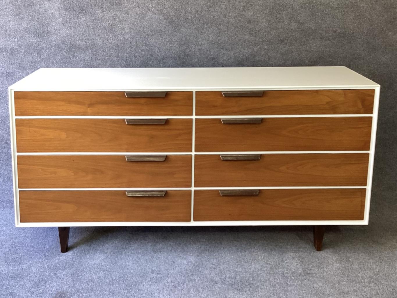 Mid-Century Modern Armoire à vêtements restaurée Edward Wormley Dunbar en émail blanc et cuir de noyer années 1950 en vente