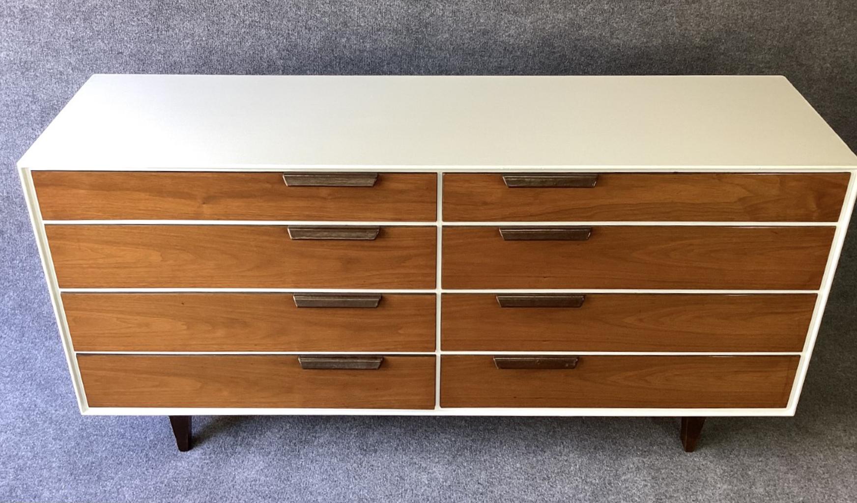 Milieu du XXe siècle Armoire à vêtements restaurée Edward Wormley Dunbar en émail blanc et cuir de noyer années 1950 en vente