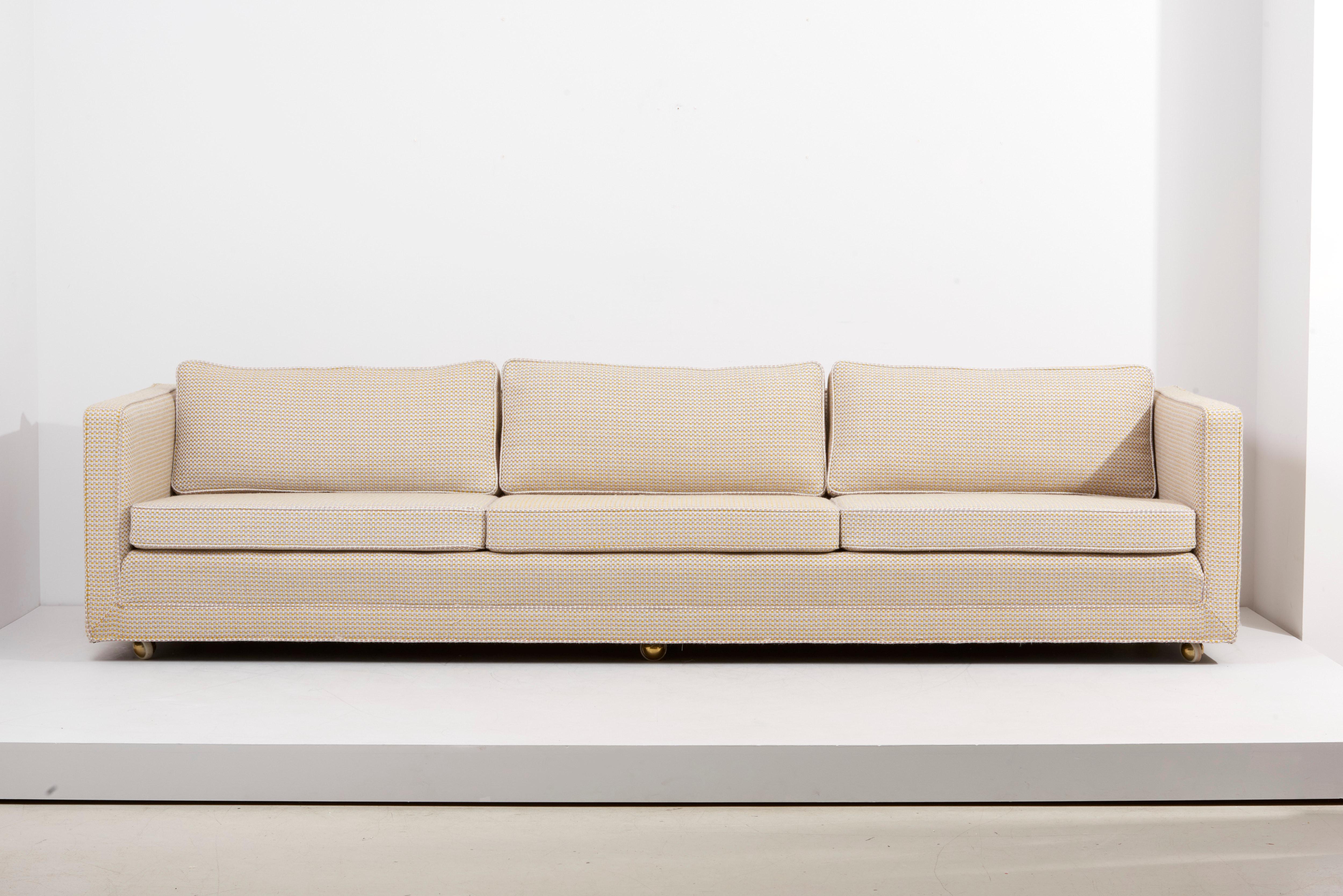 Edward Wormley Smoking-Sofa für Dunbar, USA 1960er Jahre. Dreisitziges Sofa mit jeweils drei Sitz- und Rückenkissen. Alles frisch gepolstert in einem schönen De Ploeg-Stoff.