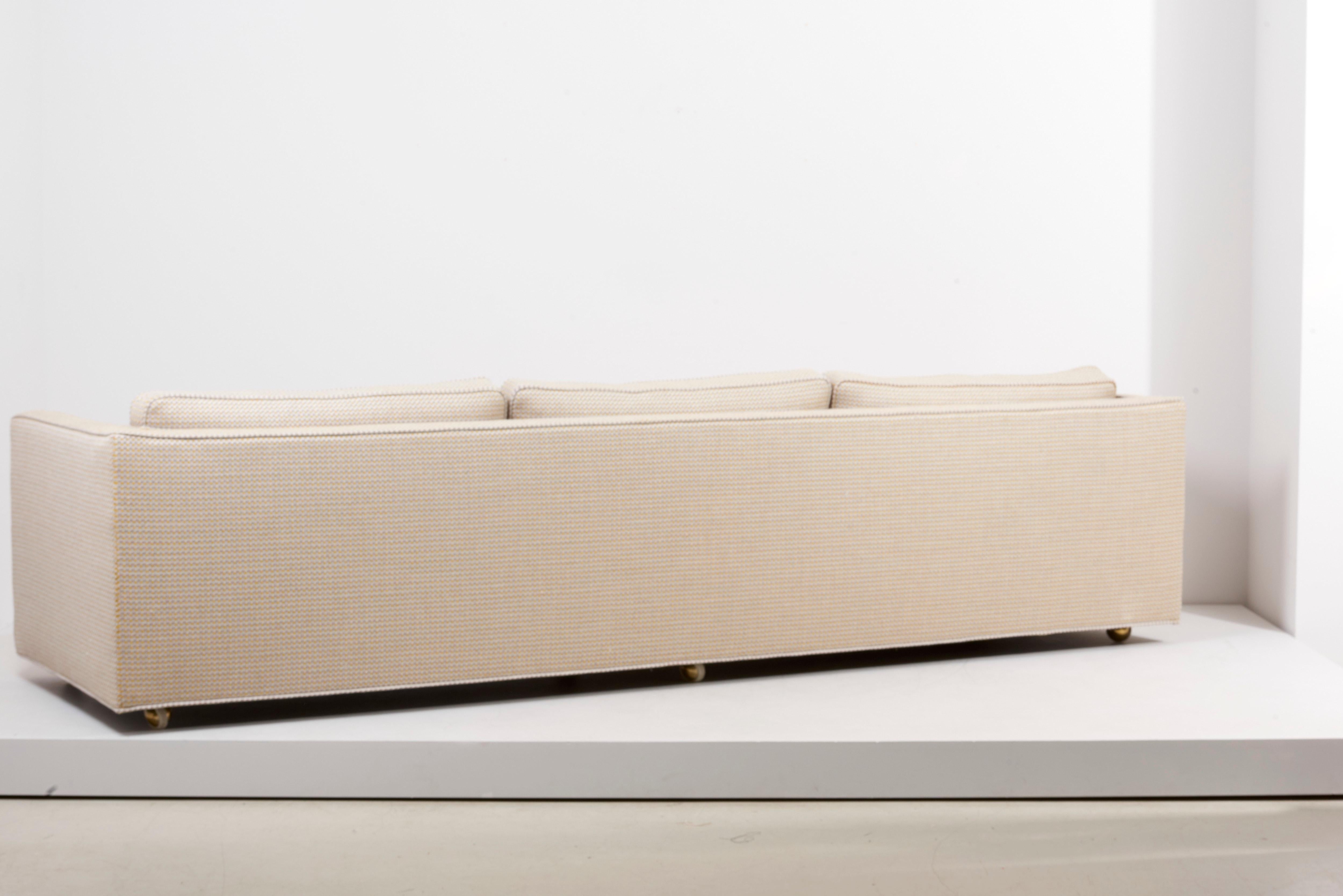 Mid-20th Century Restored Edward Wormley Tuxedo Sofa for Dunbar in yellow beige fabric, USA 1960s For Sale