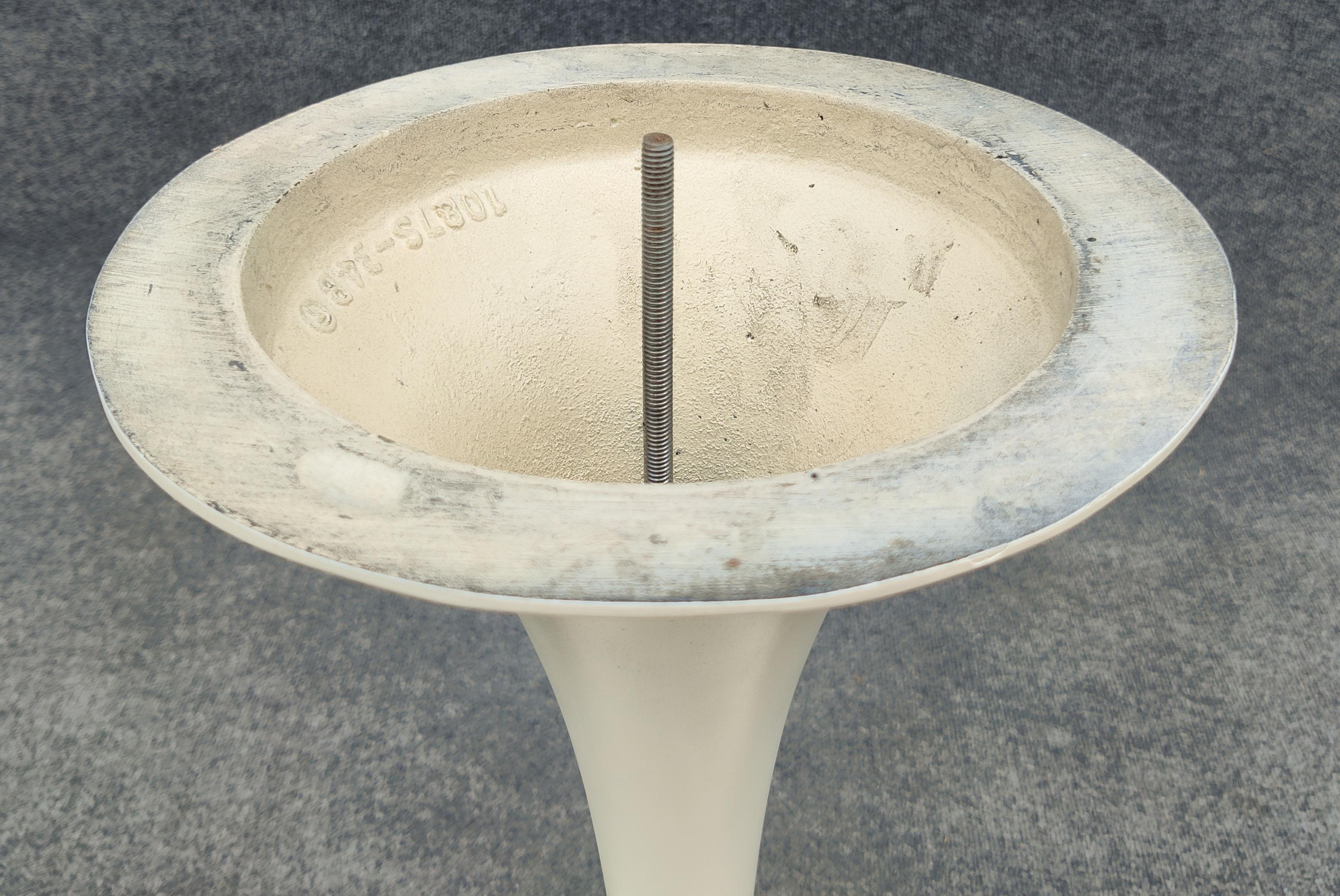 Table de salle à manger Eero Saarinen Knoll Tulip restaurée Table en teck Base en fer 48