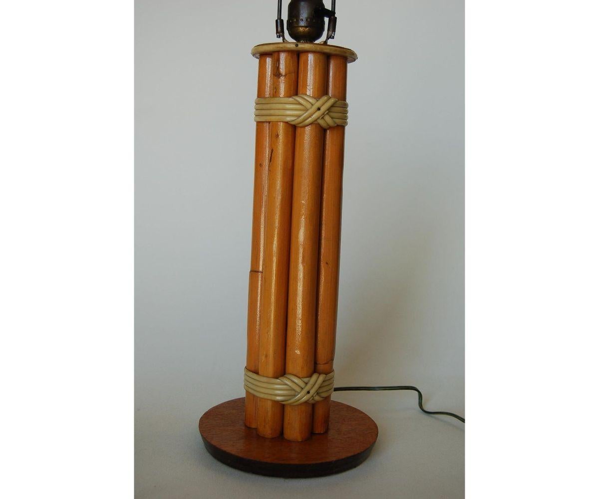 Américain Lampe de bureau à huit tiges de rotin restaurée avec base en bois en vente