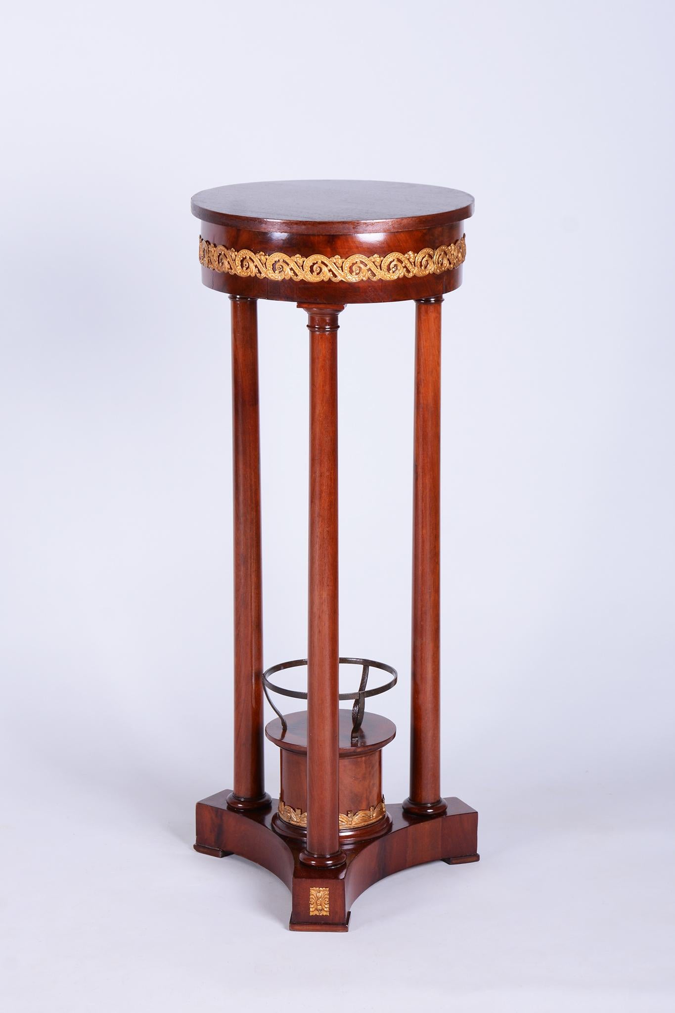 Piedistallo Impero restaurato, Mogano, Ottone, Polacco ravvivato, Francia, anni 
20 del XIX secolo