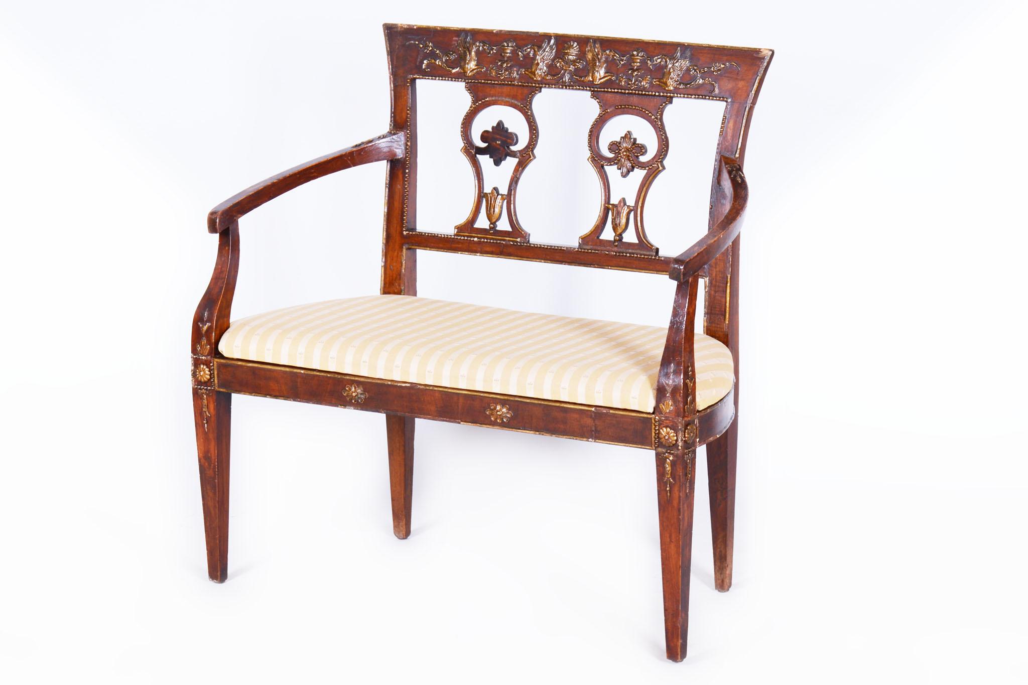 Dieses Sofa im Empire-Stil aus dem frühen 19. Jahrhundert Dieses Sofa im Empire-Stil aus dem frühen 19. Jahrhundert wurde in Österreich hergestellt und ist ein außergewöhnliches Beispiel für die Möbelkunst seiner Zeit. Der Rahmen ist aus Fichten-