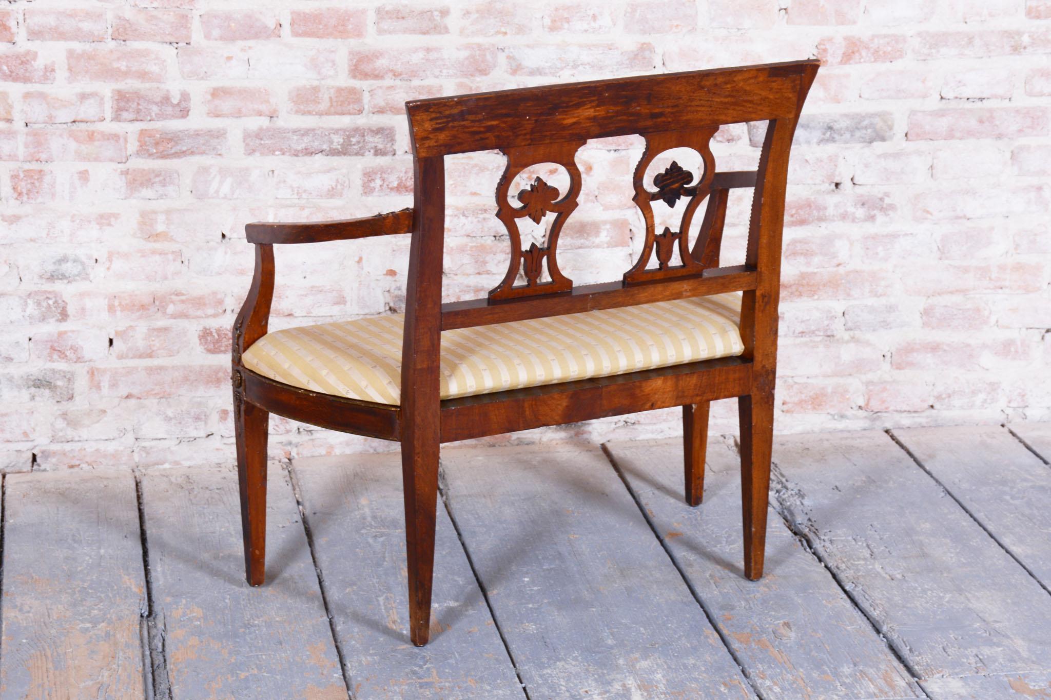 Restauriertes Empire-Sofa, Nussbaum, Spruce, Revived Polish, Österreich, 1810er Jahre (Stoff) im Angebot