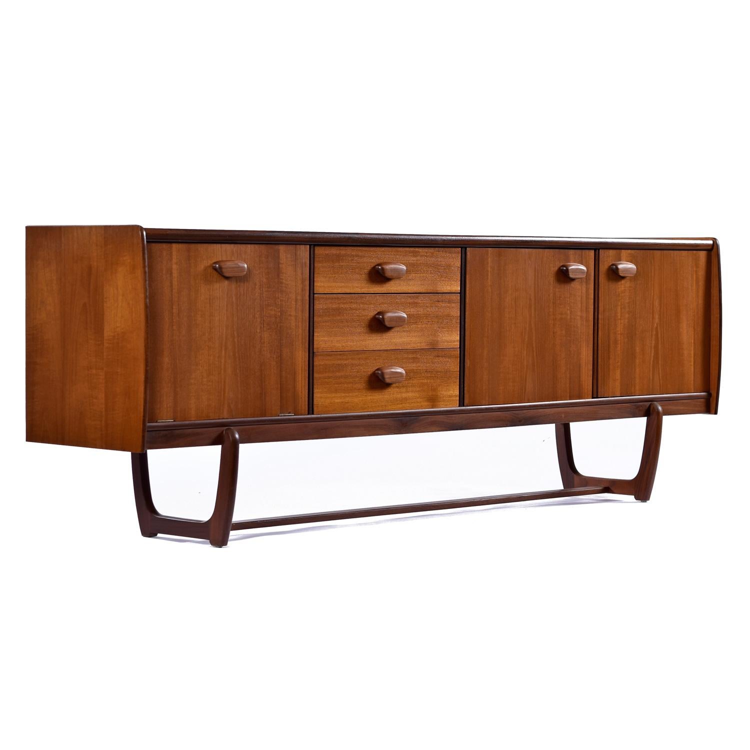 Scandinave moderne Crédence d'appoint moderne anglaise restaurée en teck et bois de rose à tréteaux en vente