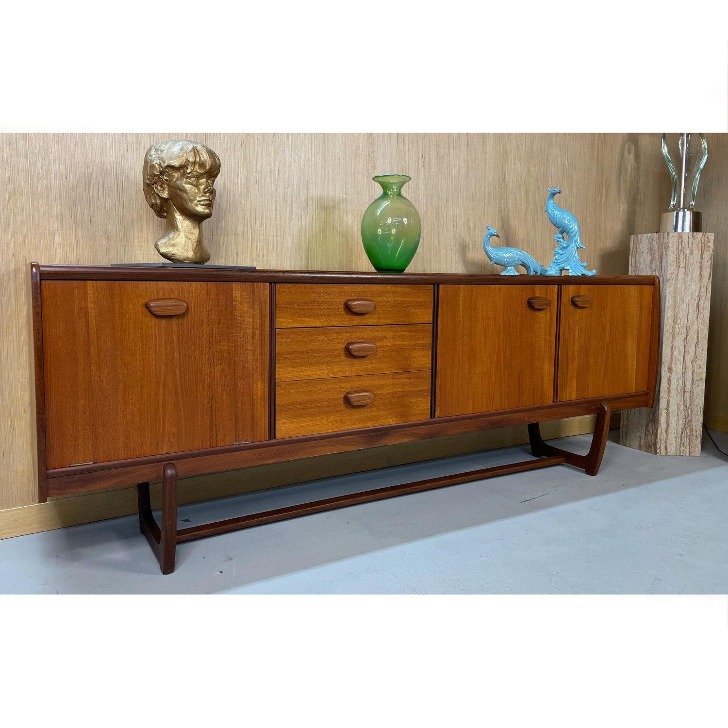 Crédence d'appoint moderne anglaise restaurée en teck et bois de rose à tréteaux Bon état - En vente à Chattanooga, TN