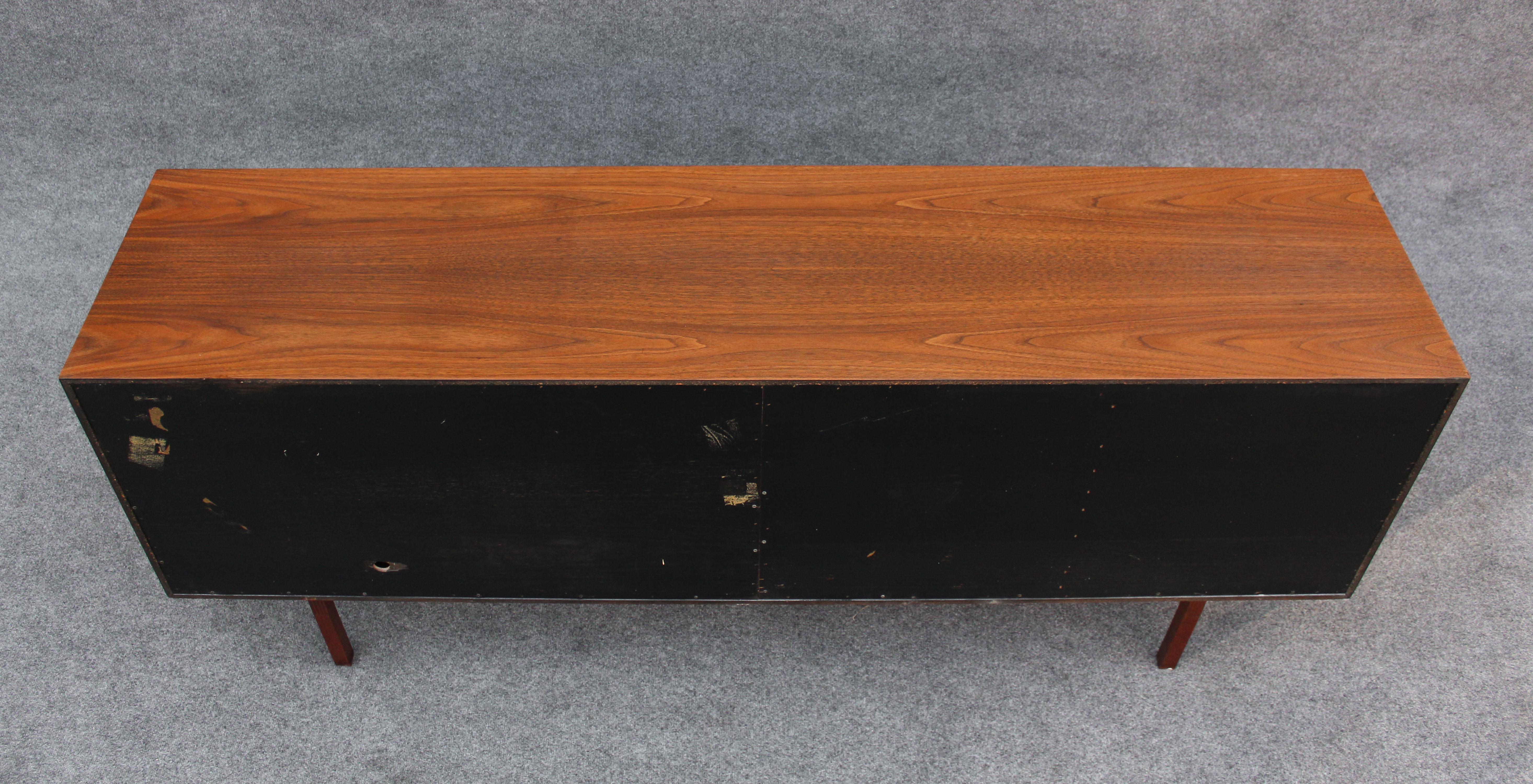 Restored Florence Knoll Walnut & Maple Cabinet Model No.541 New York, 1960s For Sale 5