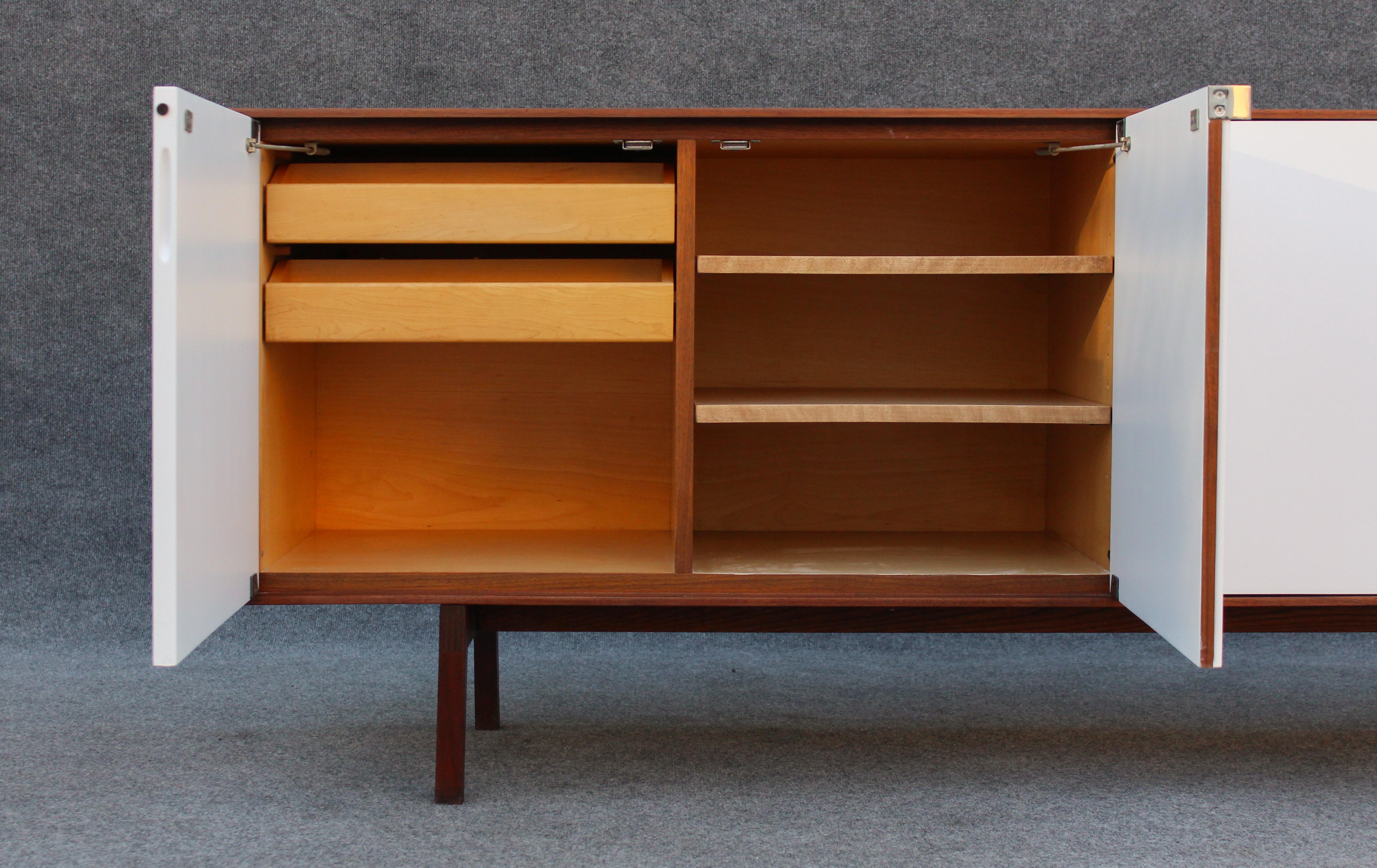 Restored Florence Knoll Walnut & Maple Cabinet Model No.541 New York, 1960s For Sale 6