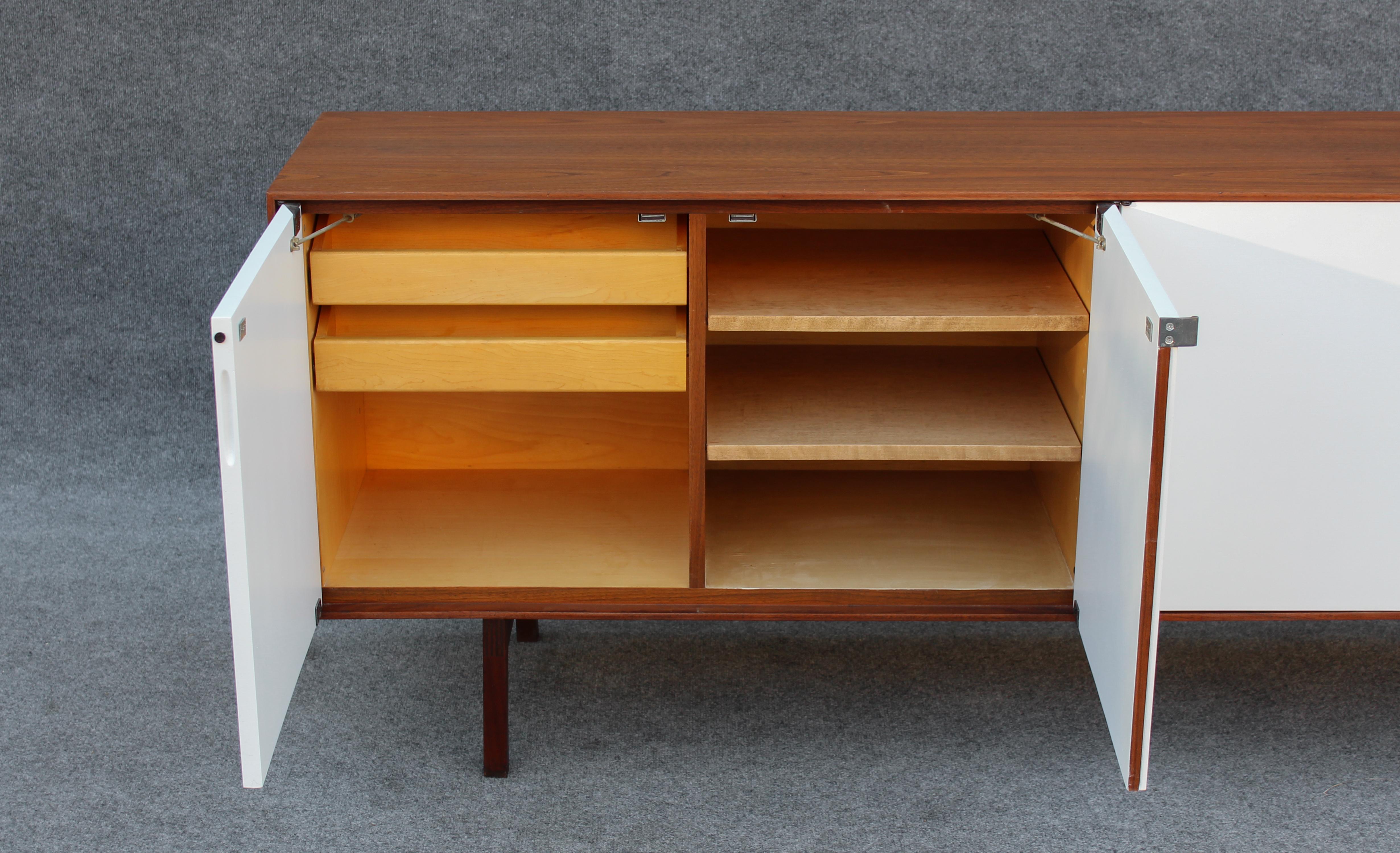 Restored Florence Knoll Walnut & Maple Cabinet Model No.541 New York, 1960s For Sale 7