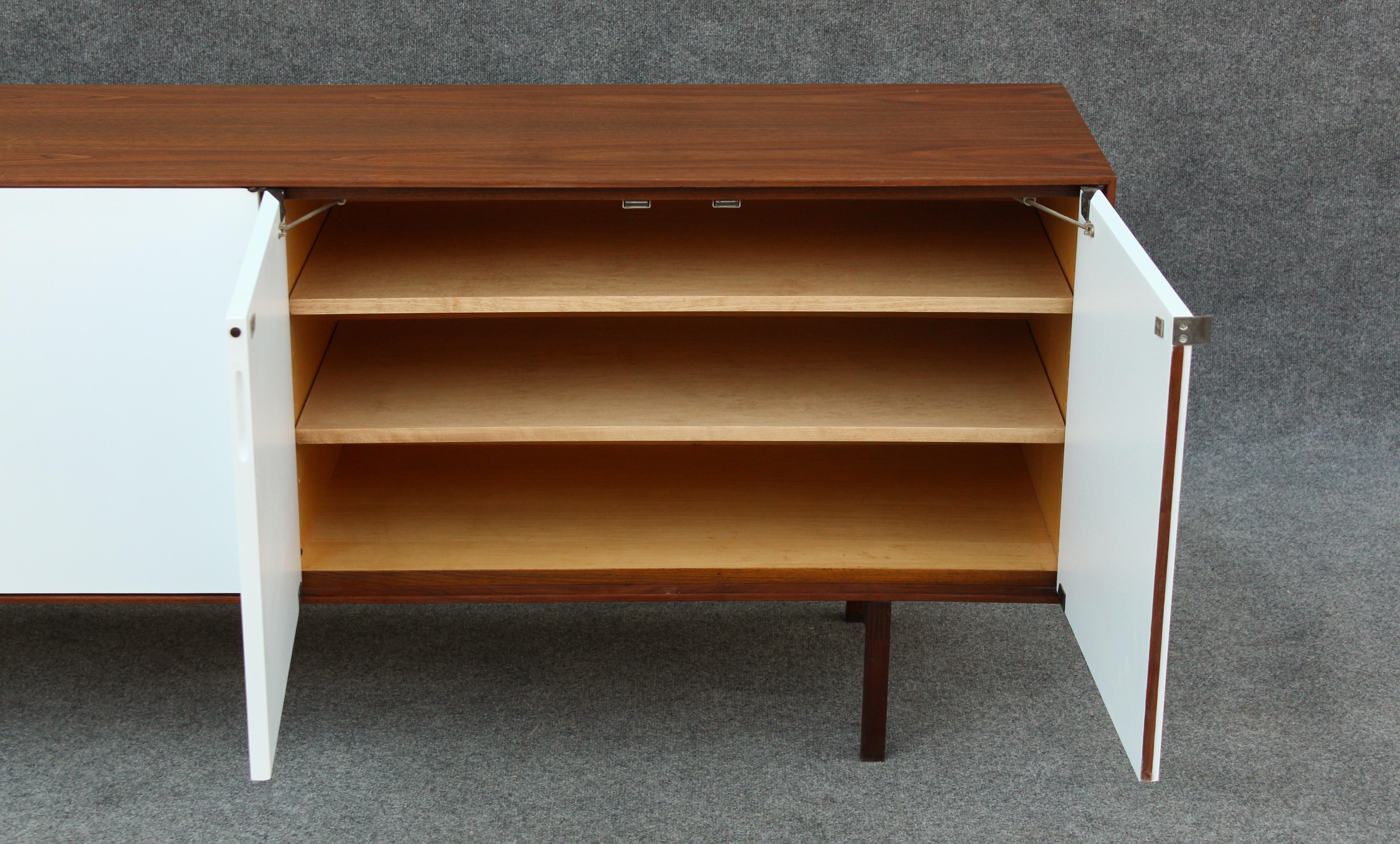 Restored Florence Knoll Walnut & Maple Cabinet Model No.541 New York, 1960s For Sale 11