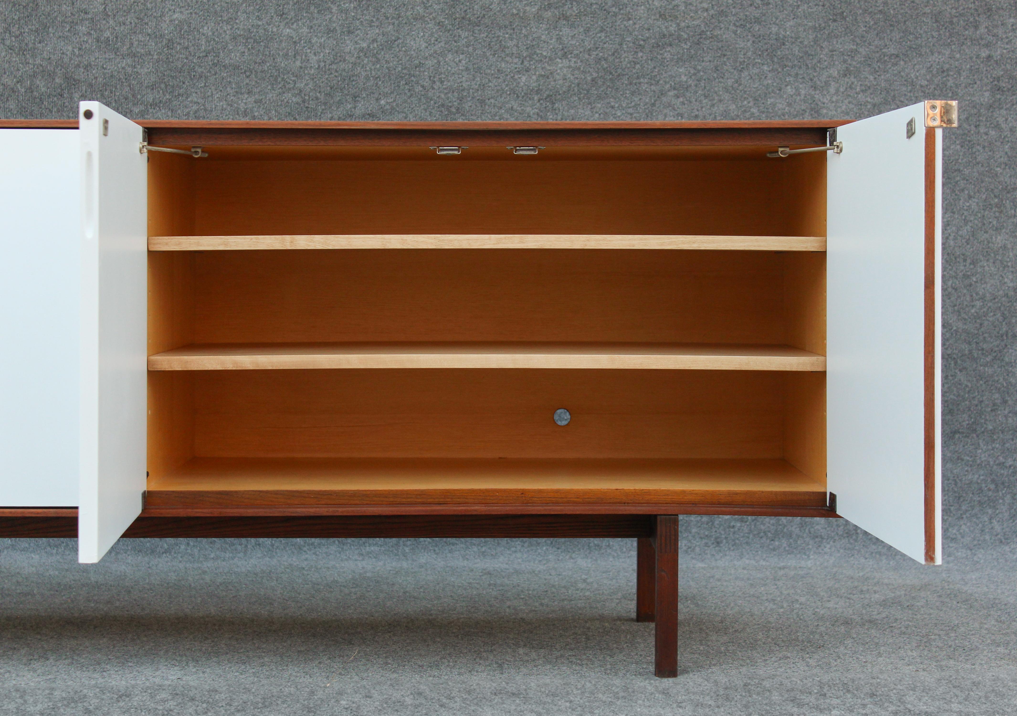 Restored Florence Knoll Walnut & Maple Cabinet Model No.541 New York, 1960s For Sale 12