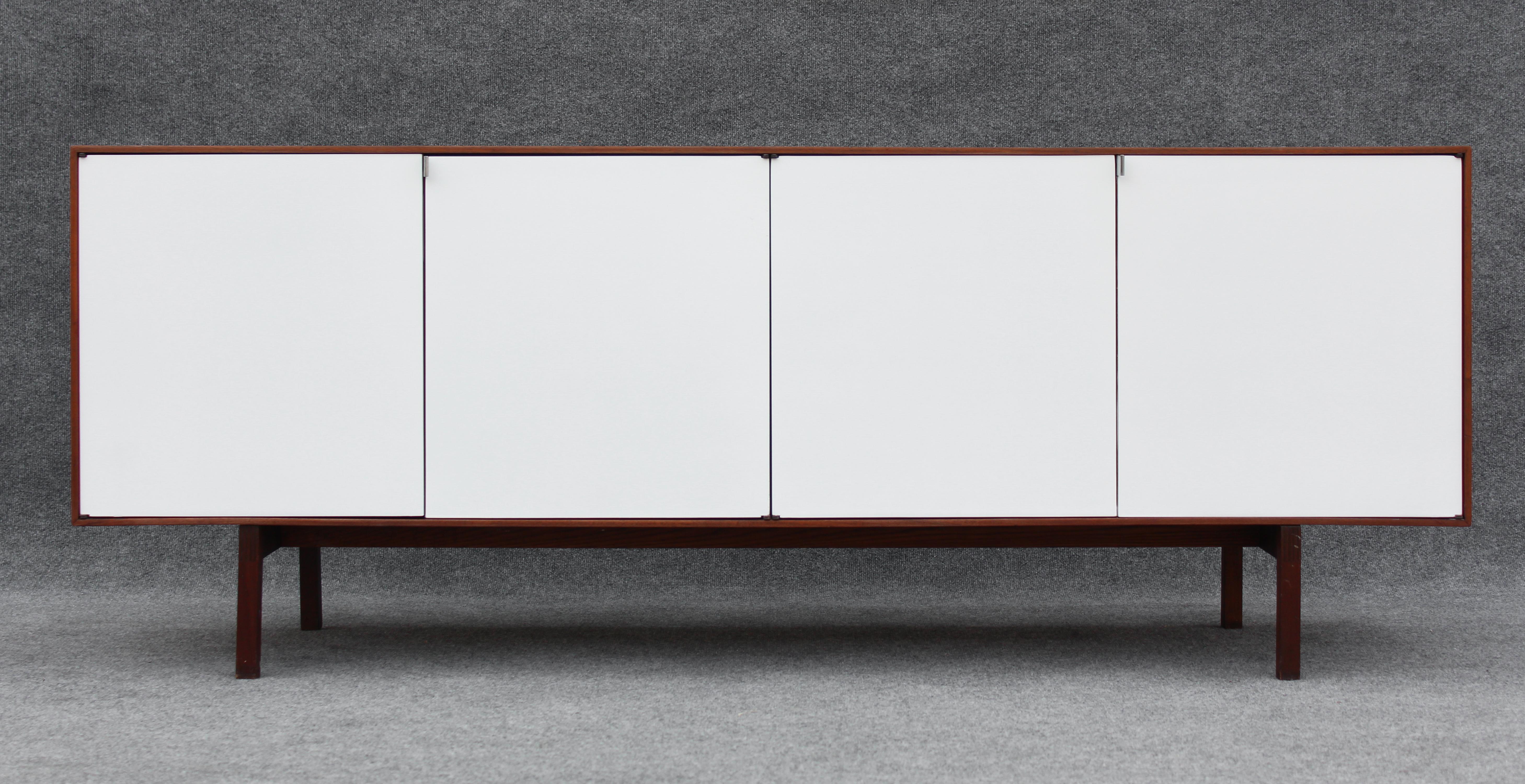 Mid-Century Modern Restored Florence Knoll Walnut & Maple Cabinet Model No.541 New York, 1960s For Sale
