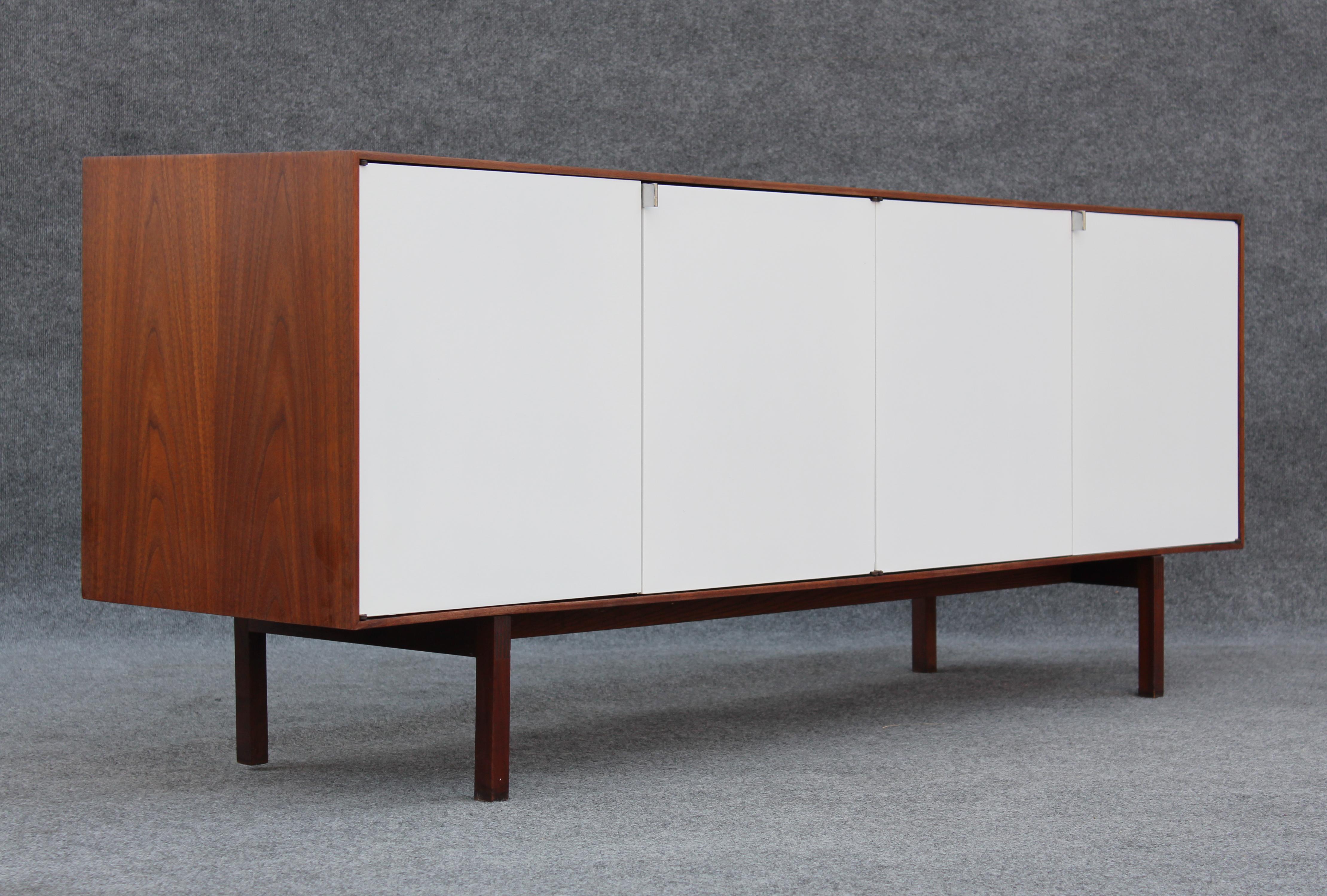 American Restored Florence Knoll Walnut & Maple Cabinet Model No.541 New York, 1960s For Sale