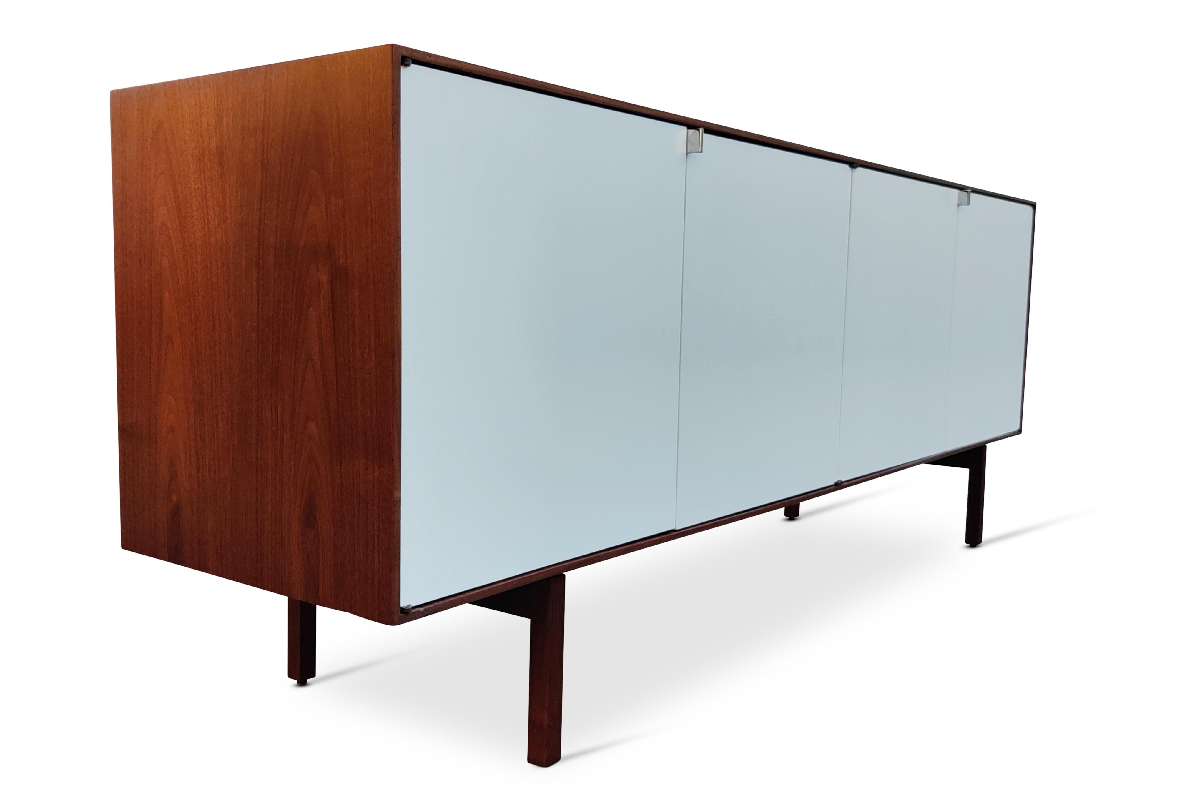 Restored Florence Knoll Walnut & Maple Cabinet Model No.541 New York, 1960s In Good Condition In Philadelphia, PA