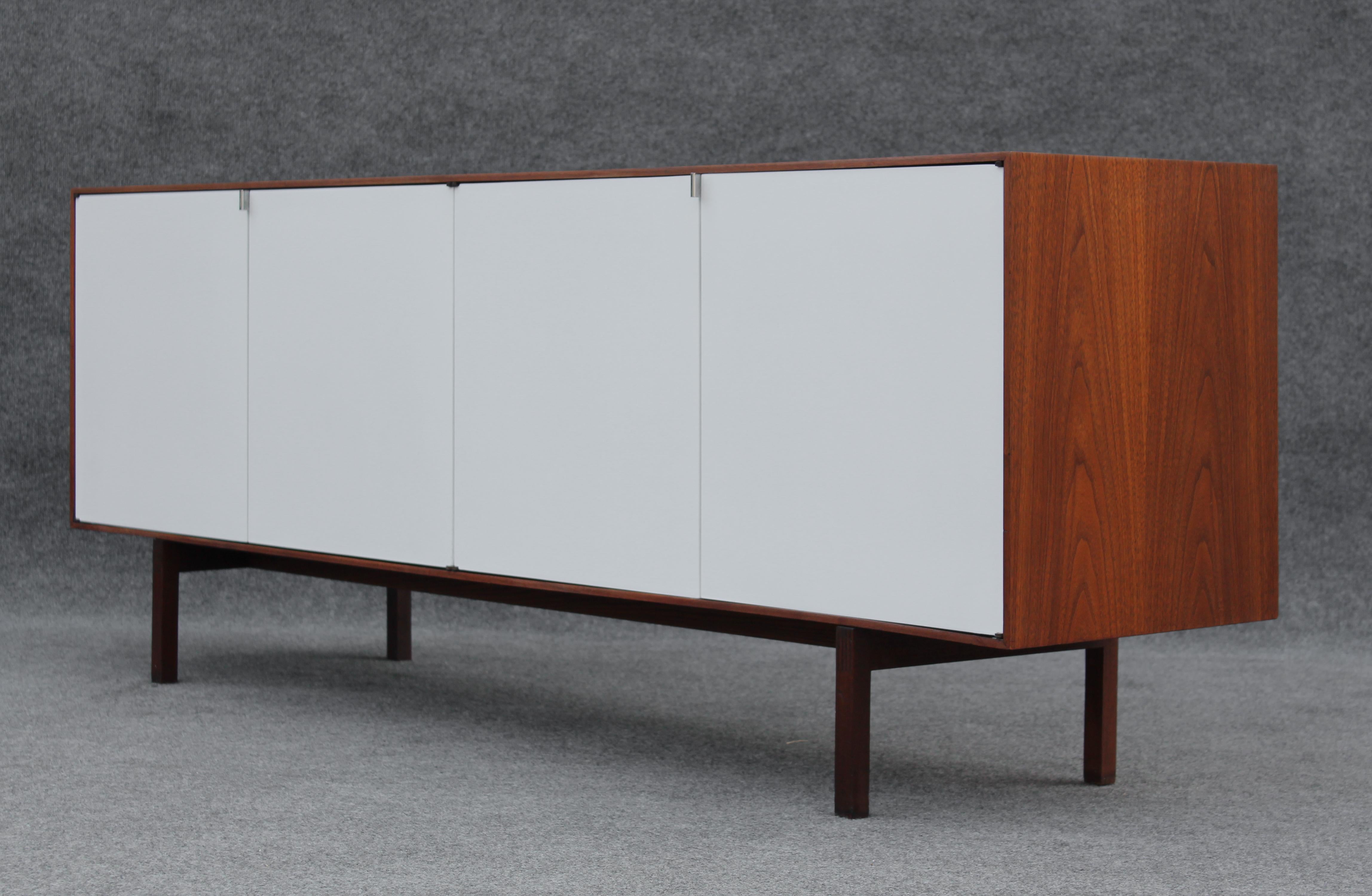 Restored Florence Knoll Walnut & Maple Cabinet Model No.541 New York, 1960s In Good Condition For Sale In Philadelphia, PA