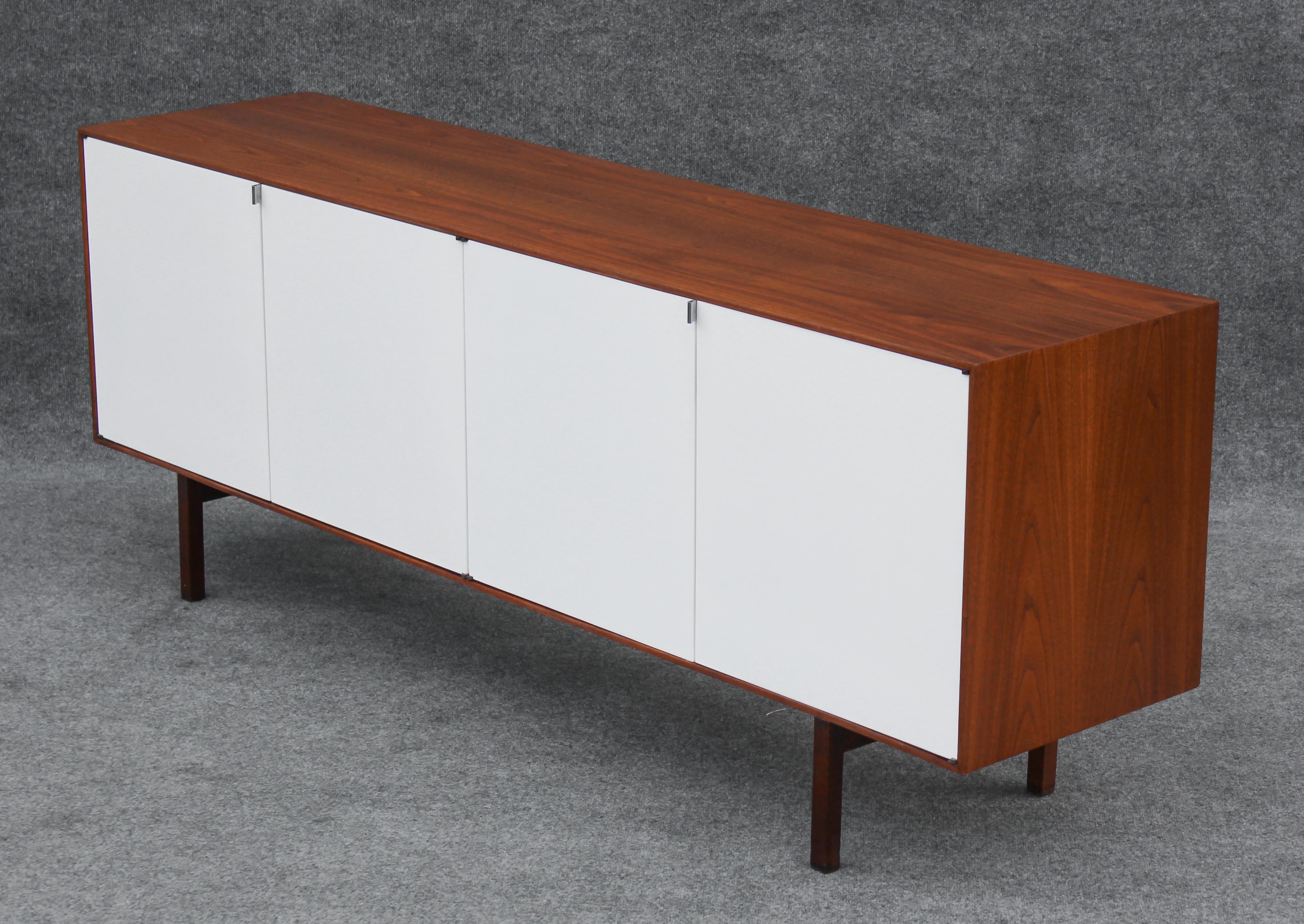 Metal Restored Florence Knoll Walnut & Maple Cabinet Model No.541 New York, 1960s For Sale