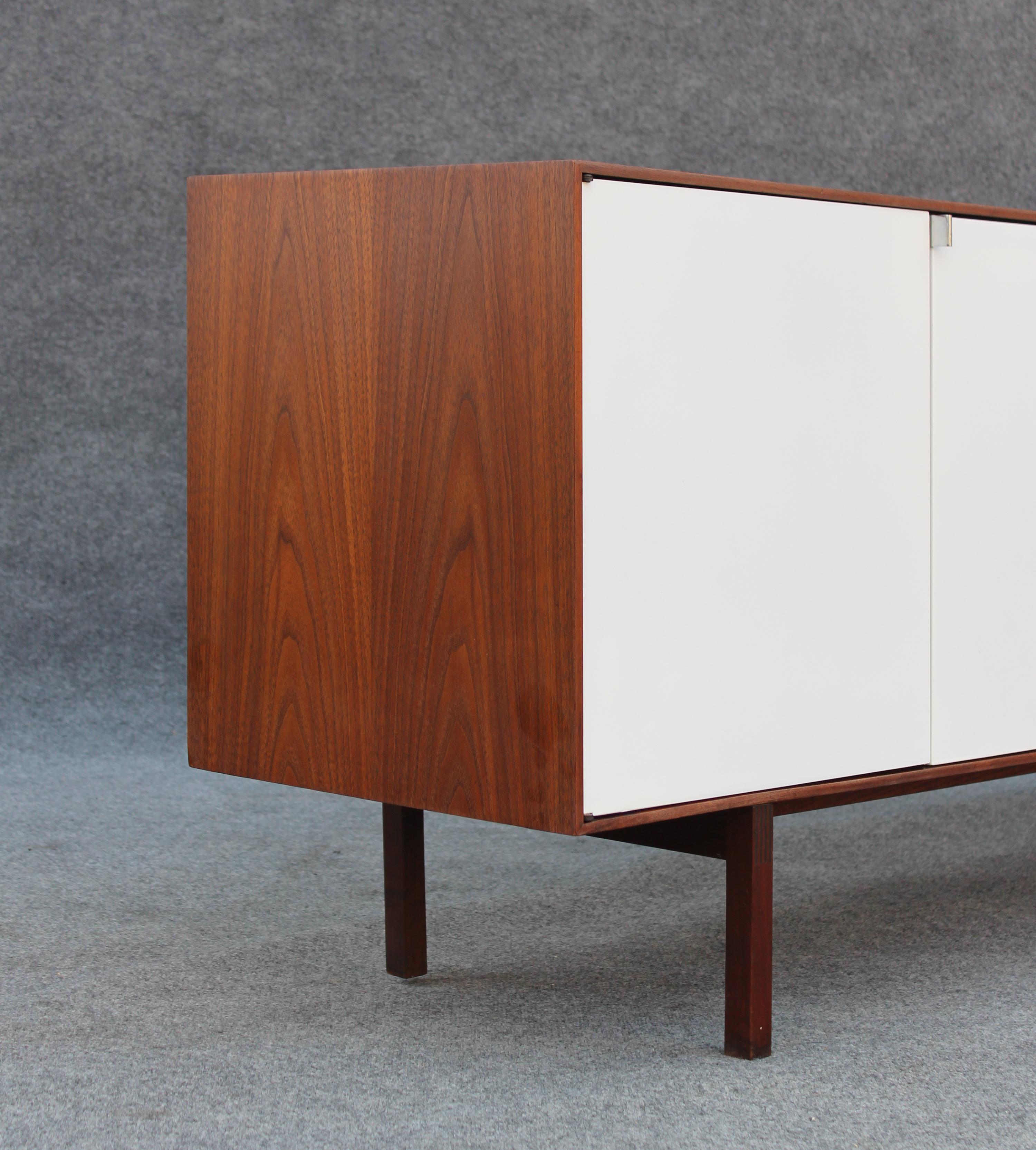 Restored Florence Knoll Walnut & Maple Cabinet Model No.541 New York, 1960s For Sale 1