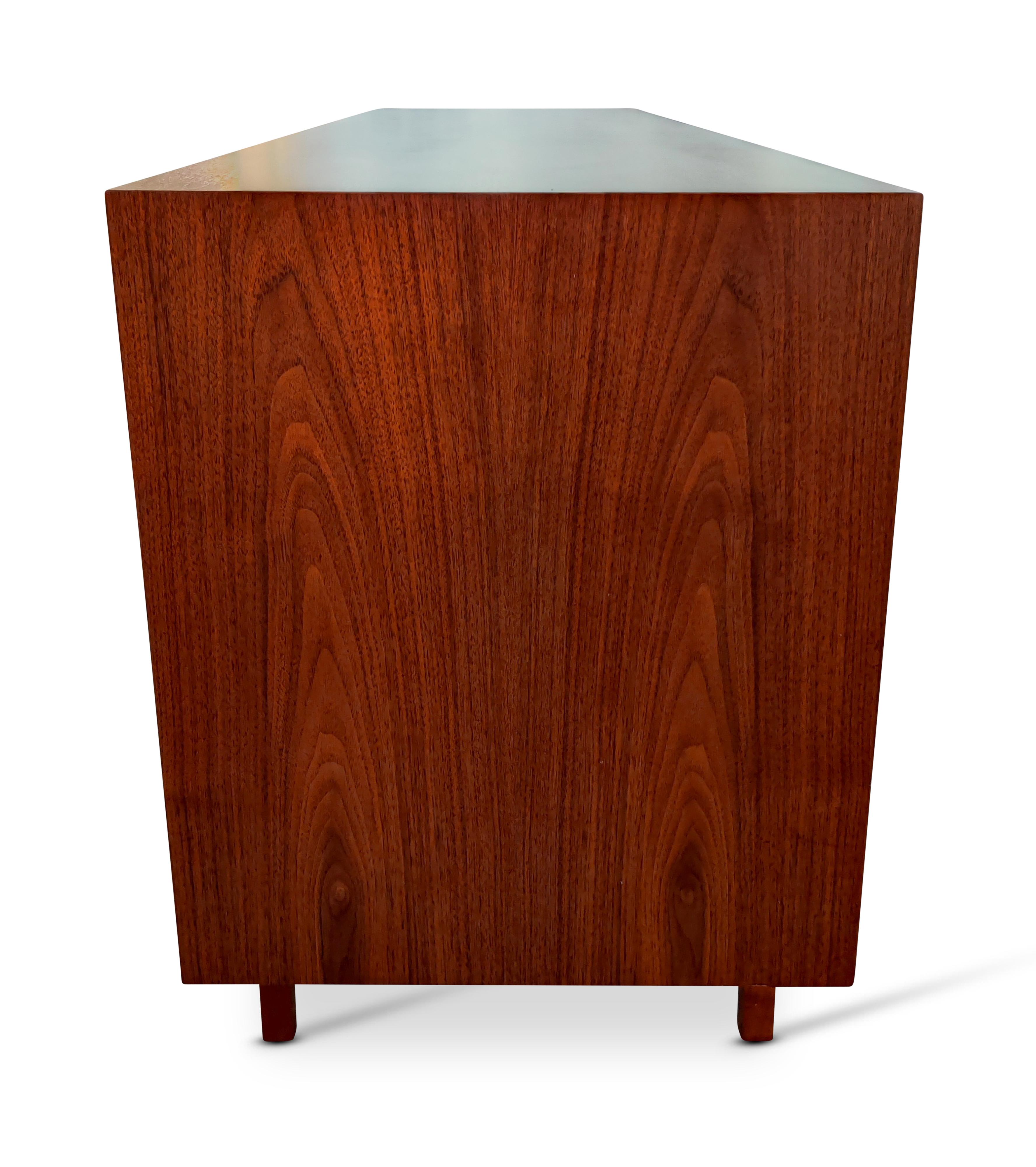 Restored Florence Knoll Walnut & Maple Cabinet Model No.541 New York, 1960s 2