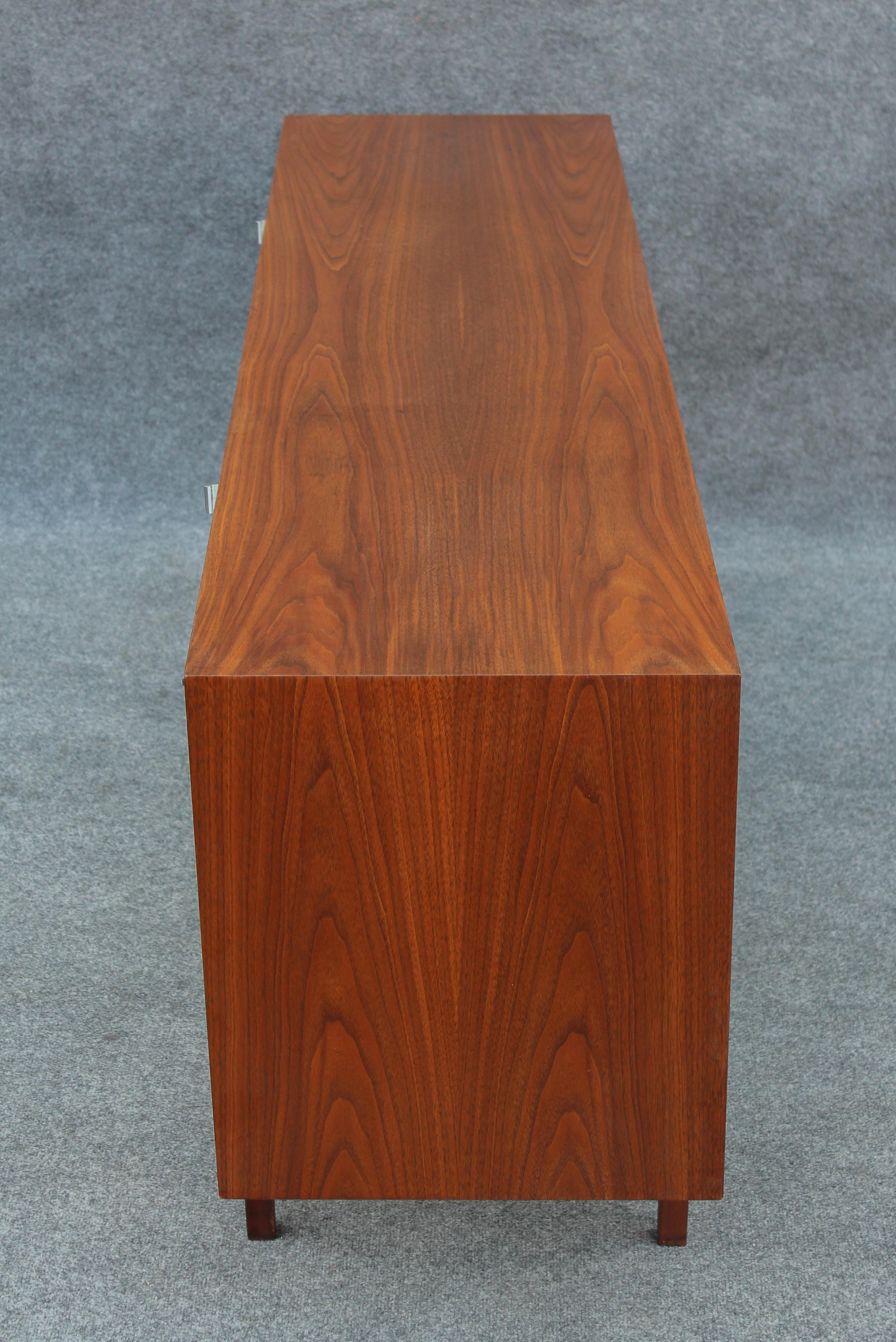 Restored Florence Knoll Walnut & Maple Cabinet Model No.541 New York, 1960s For Sale 2